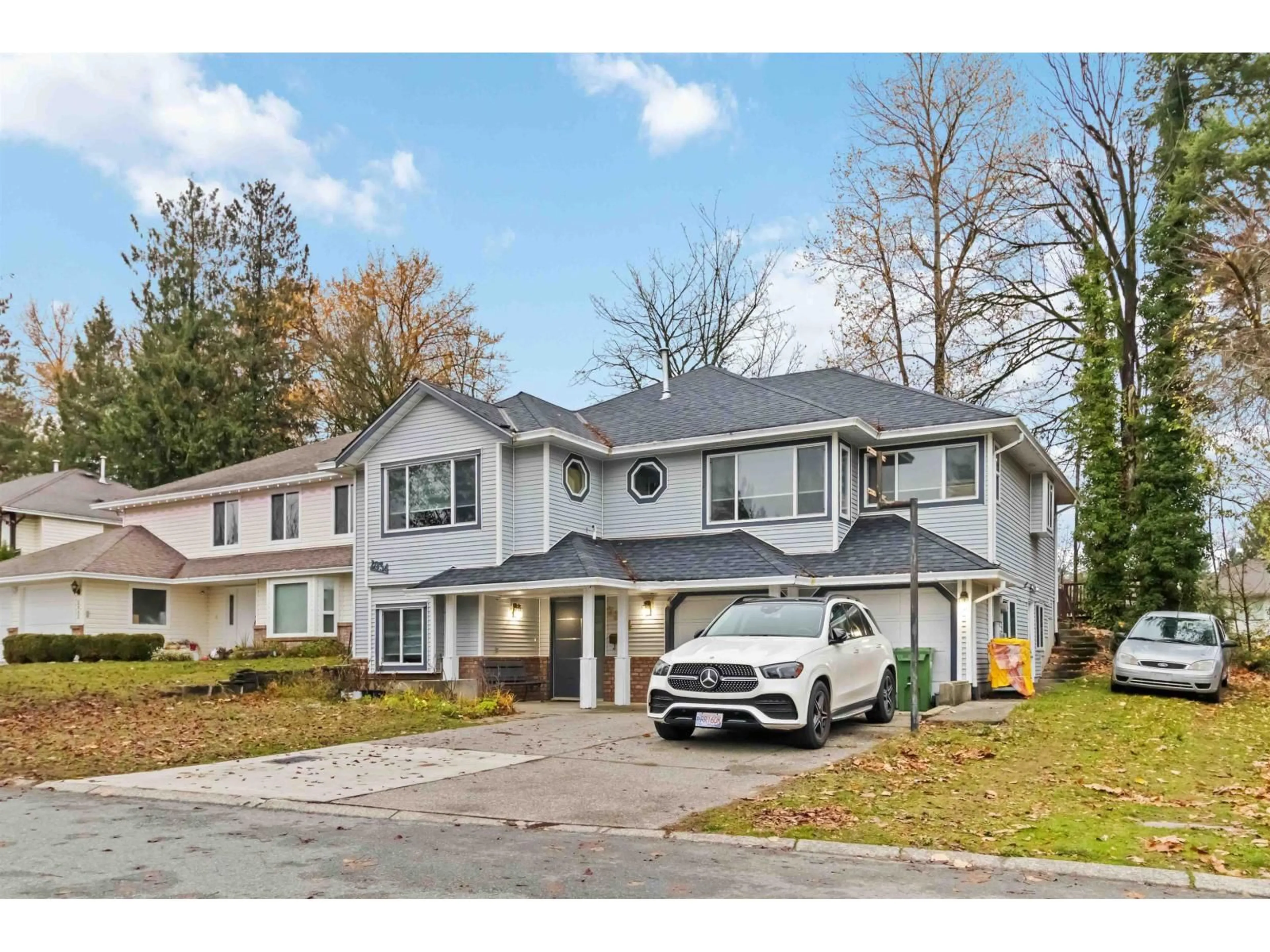 Home with vinyl exterior material, street for 2934 OSPREY EAST, Abbotsford British Columbia V2T5P7