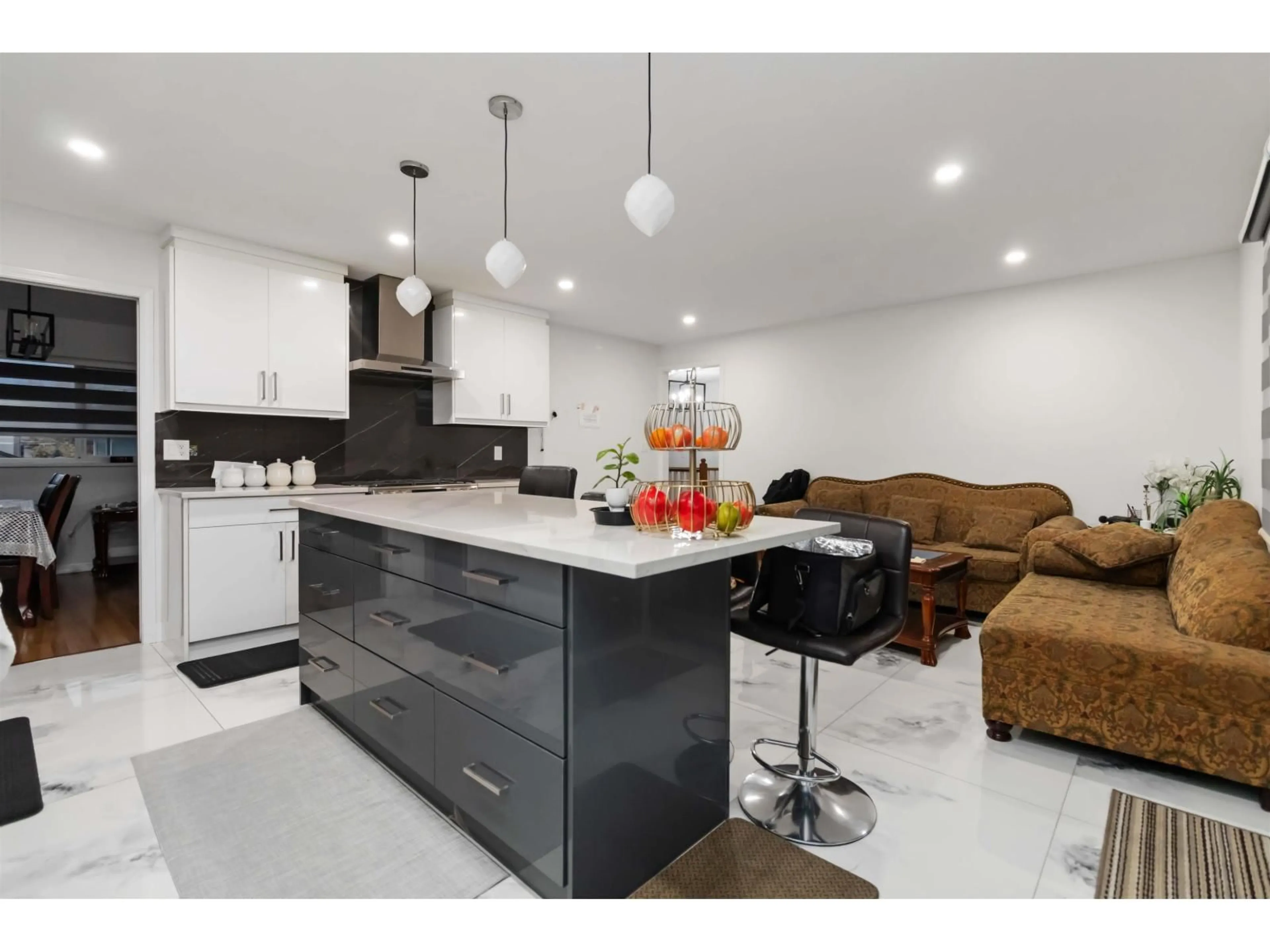 Open concept kitchen, ceramic/tile floor for 2934 OSPREY EAST, Abbotsford British Columbia V2T5P7