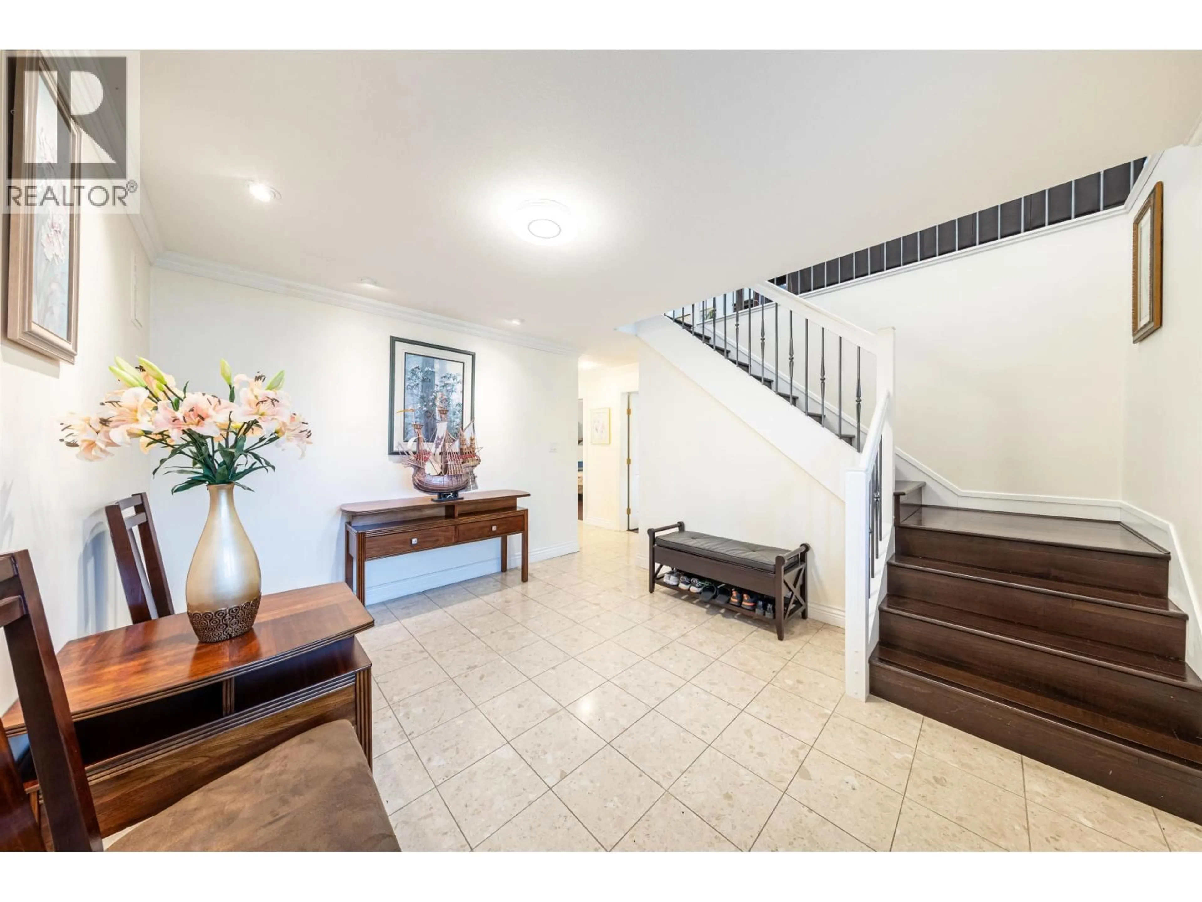 Indoor foyer for 7790 ALLMAN STREET, Burnaby British Columbia V5E2B1