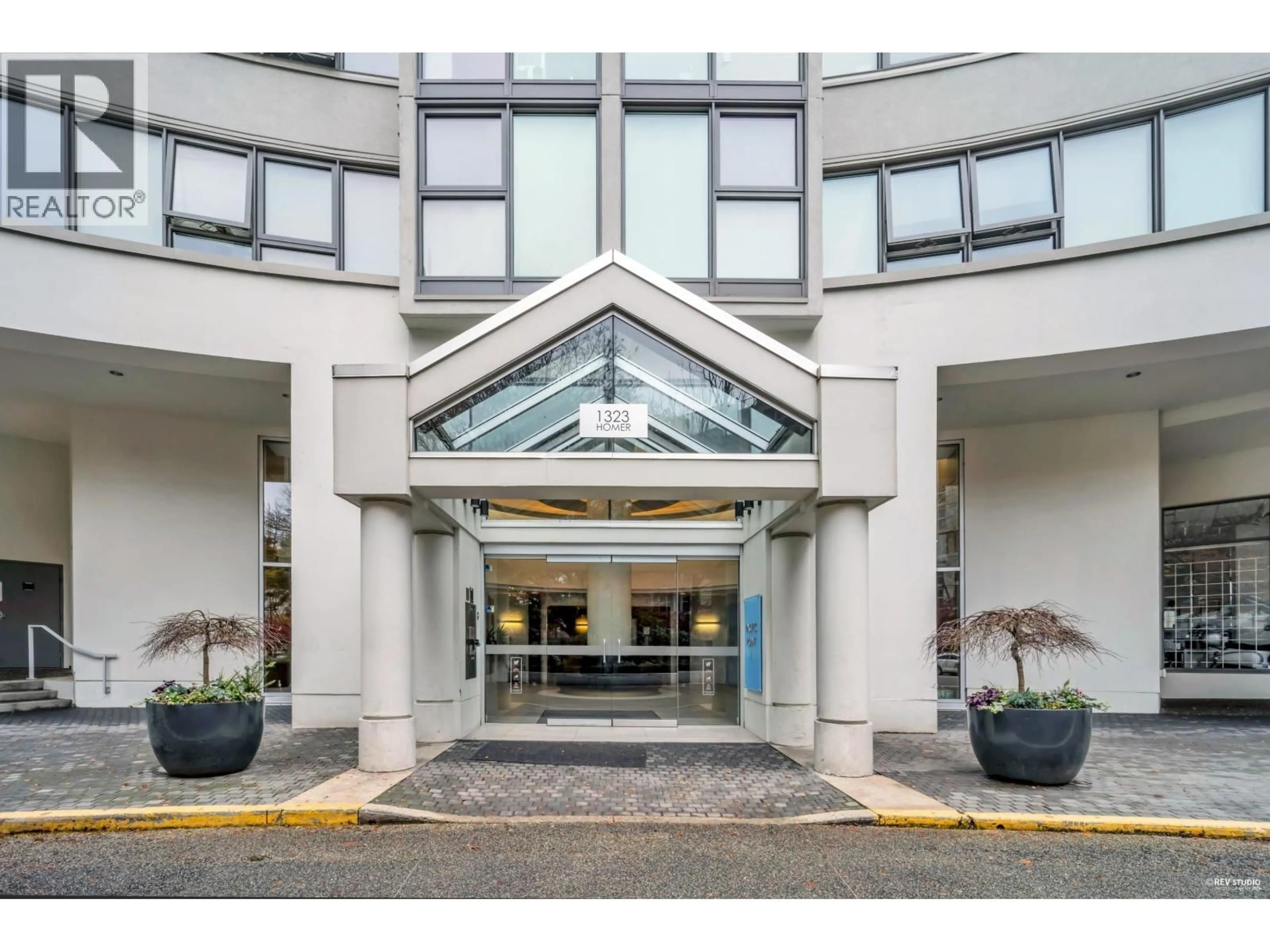 Indoor foyer for 703 - 1323 HOMER STREET, Vancouver British Columbia V6B5T1