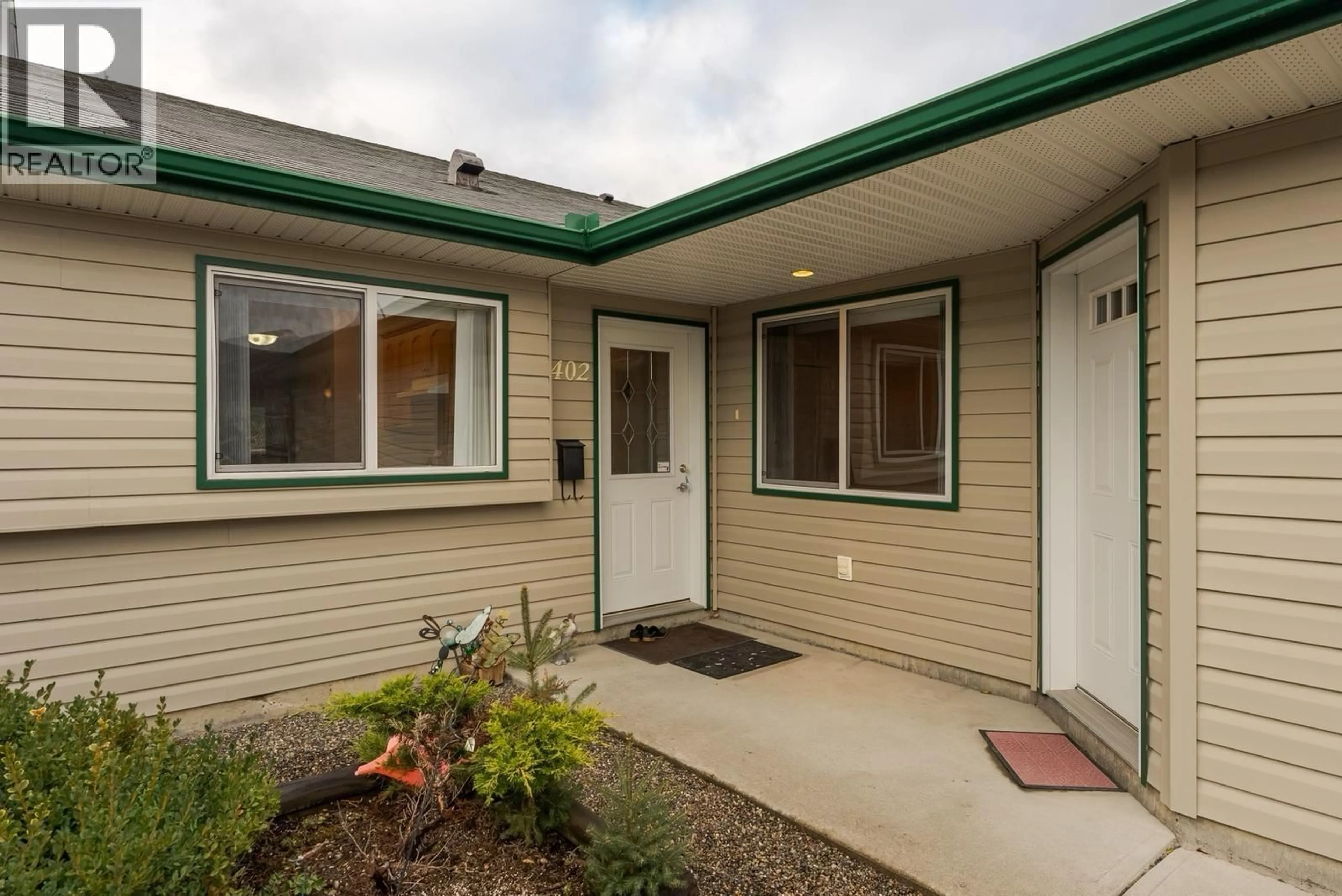 Home with vinyl exterior material, street for 402 - 2911 FERRY AVENUE, Prince George British Columbia V2N1L3