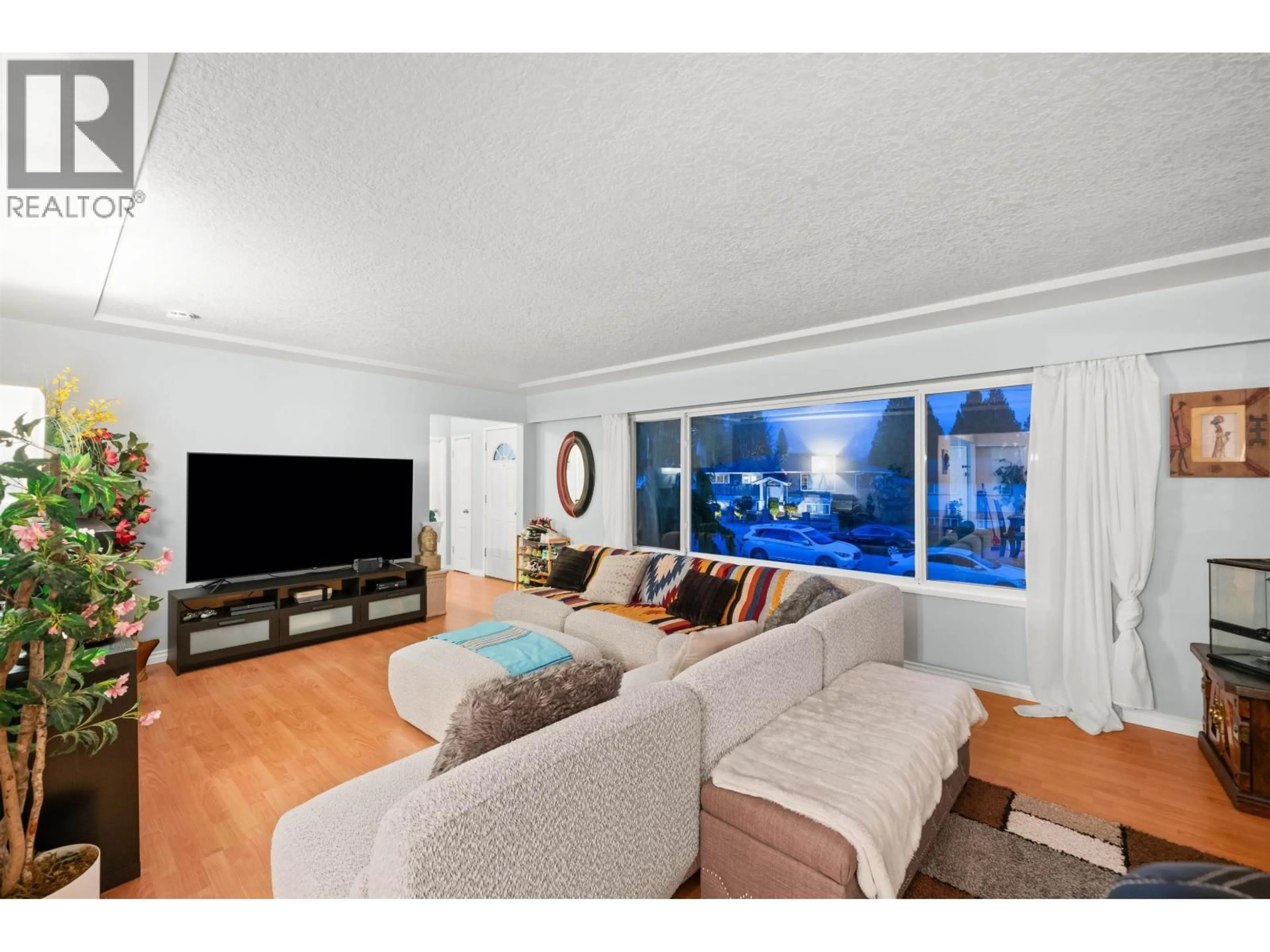 Living room with furniture, wood/laminate floor for 3949 SEFTON STREET, Port Coquitlam British Columbia V3B3S2