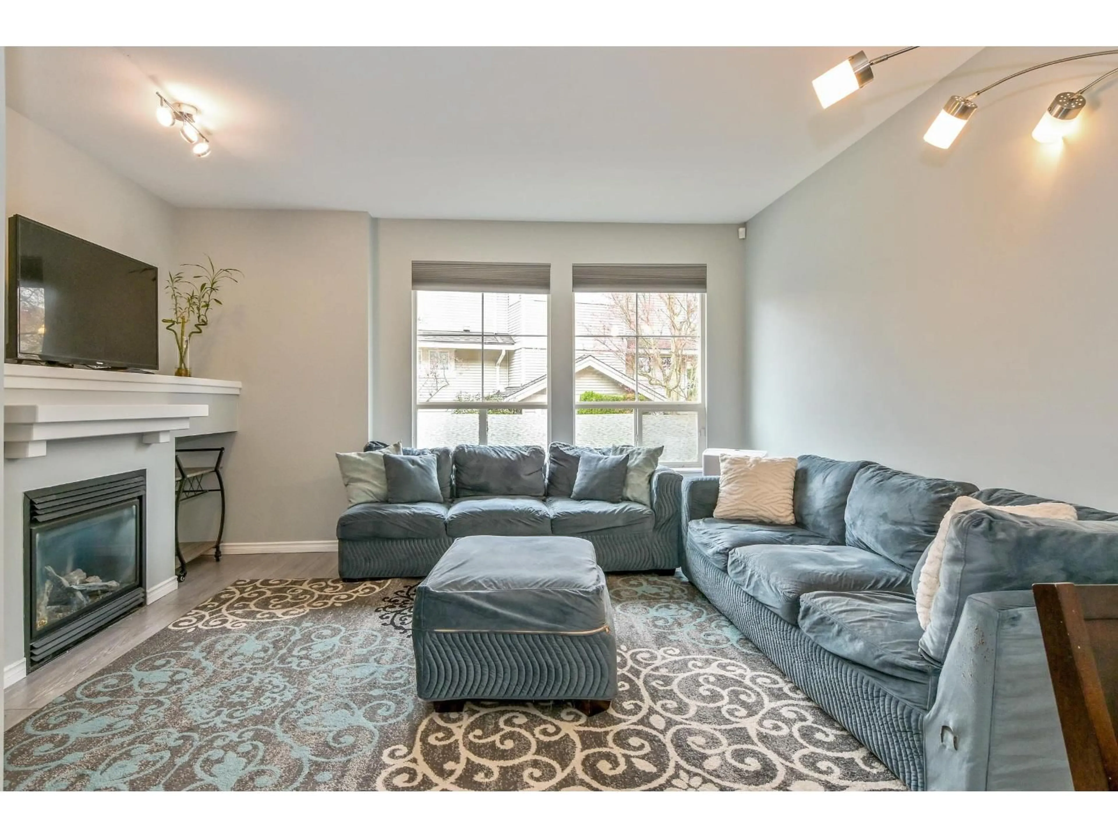 Living room with furniture, unknown for 22 - 14952 58 AVENUE, Surrey British Columbia V3S9J2