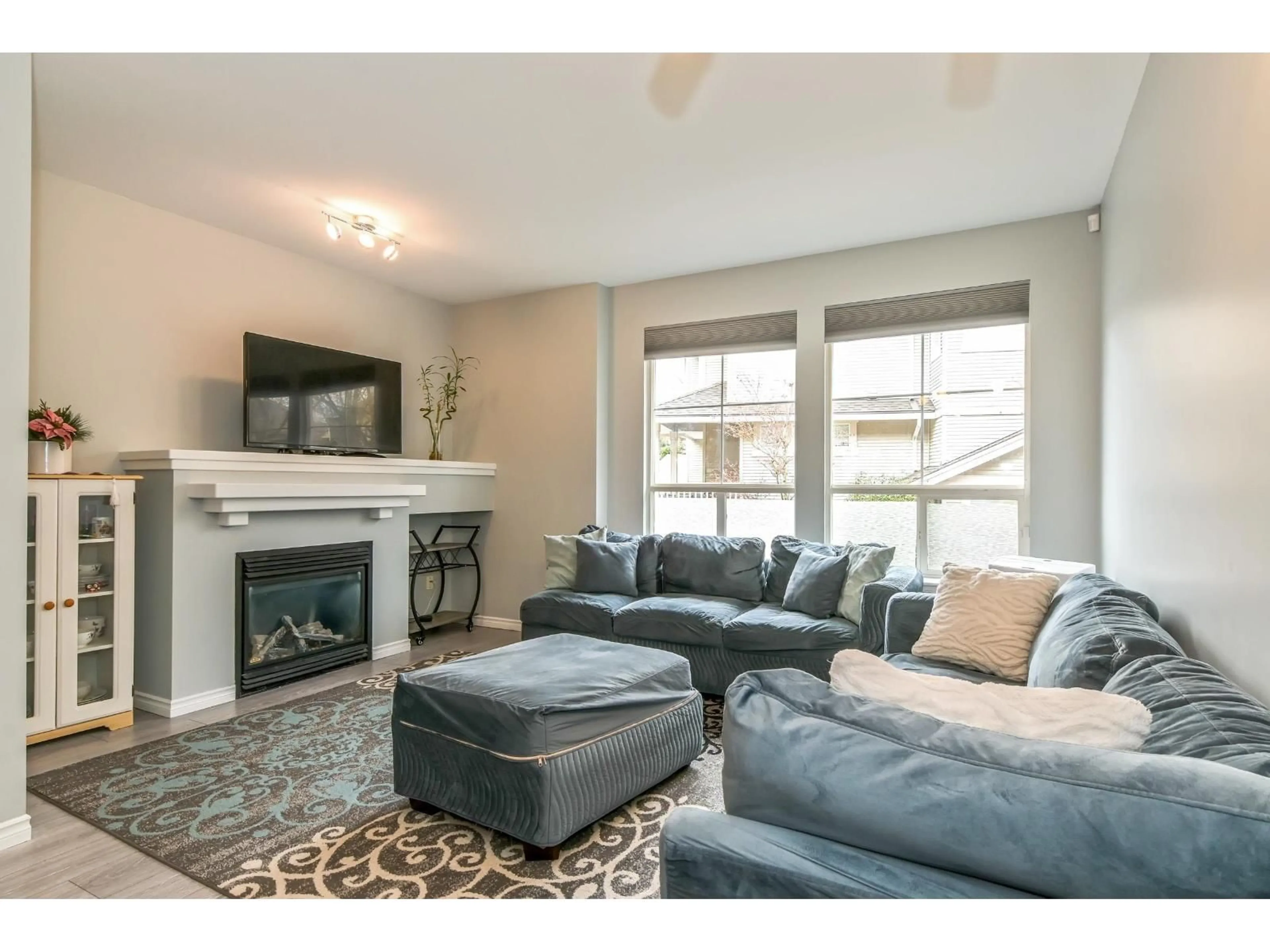 Living room with furniture, unknown for 22 - 14952 58 AVENUE, Surrey British Columbia V3S9J2