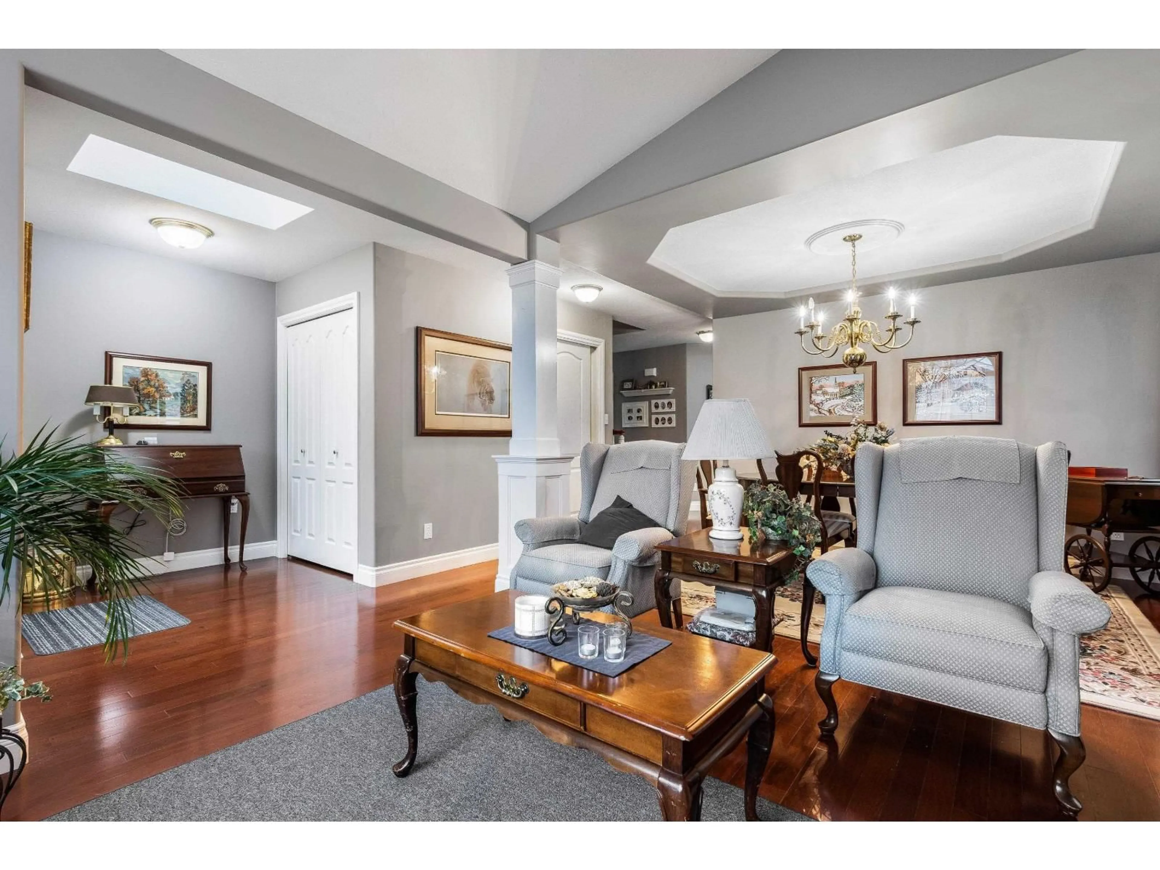 Living room with furniture, wood/laminate floor for 8 - 6336 TYSON ROAD, Chilliwack British Columbia V2R3X7