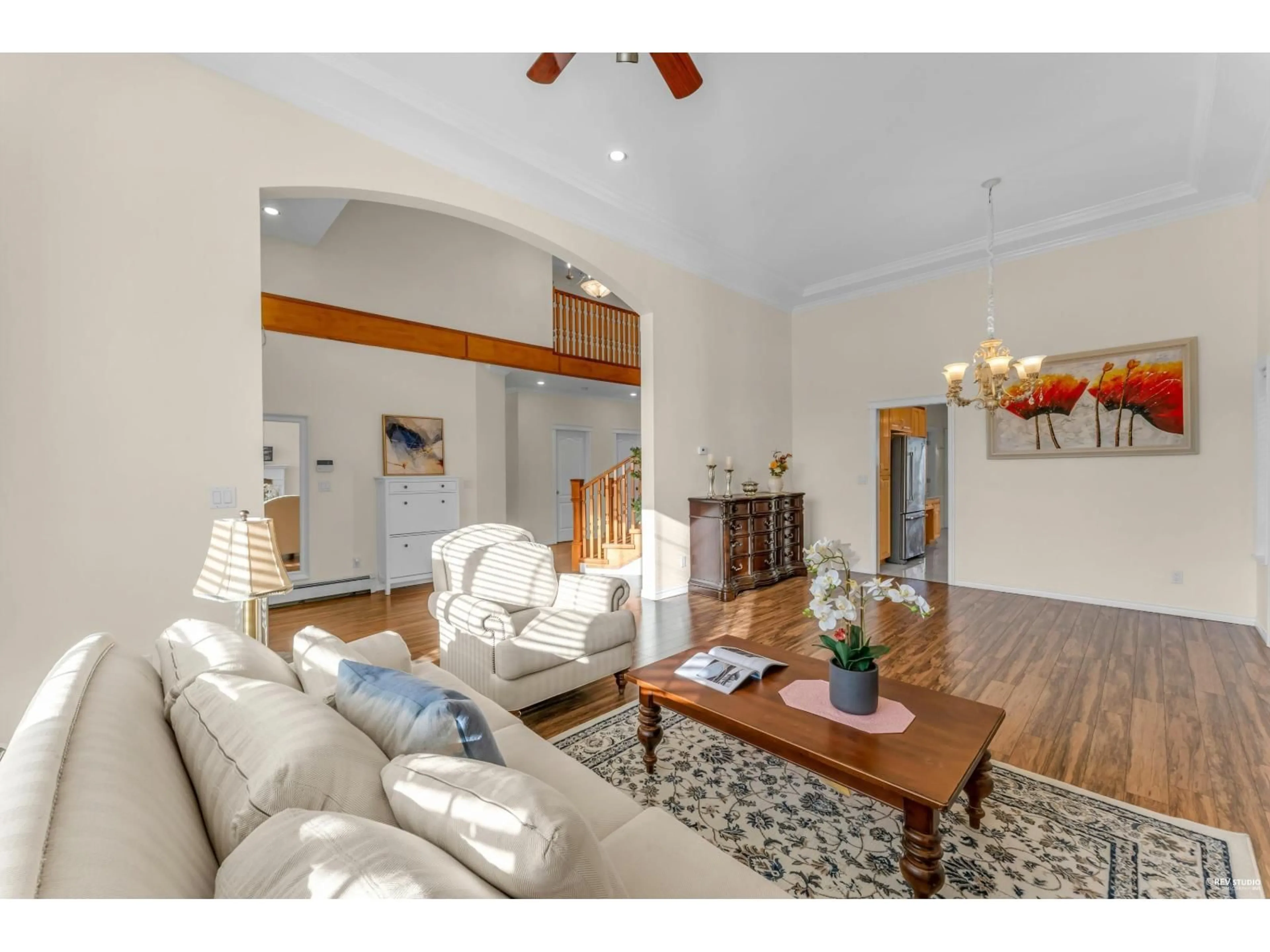 Living room with furniture, wood/laminate floor for 15949 108, Surrey British Columbia V4N1J6