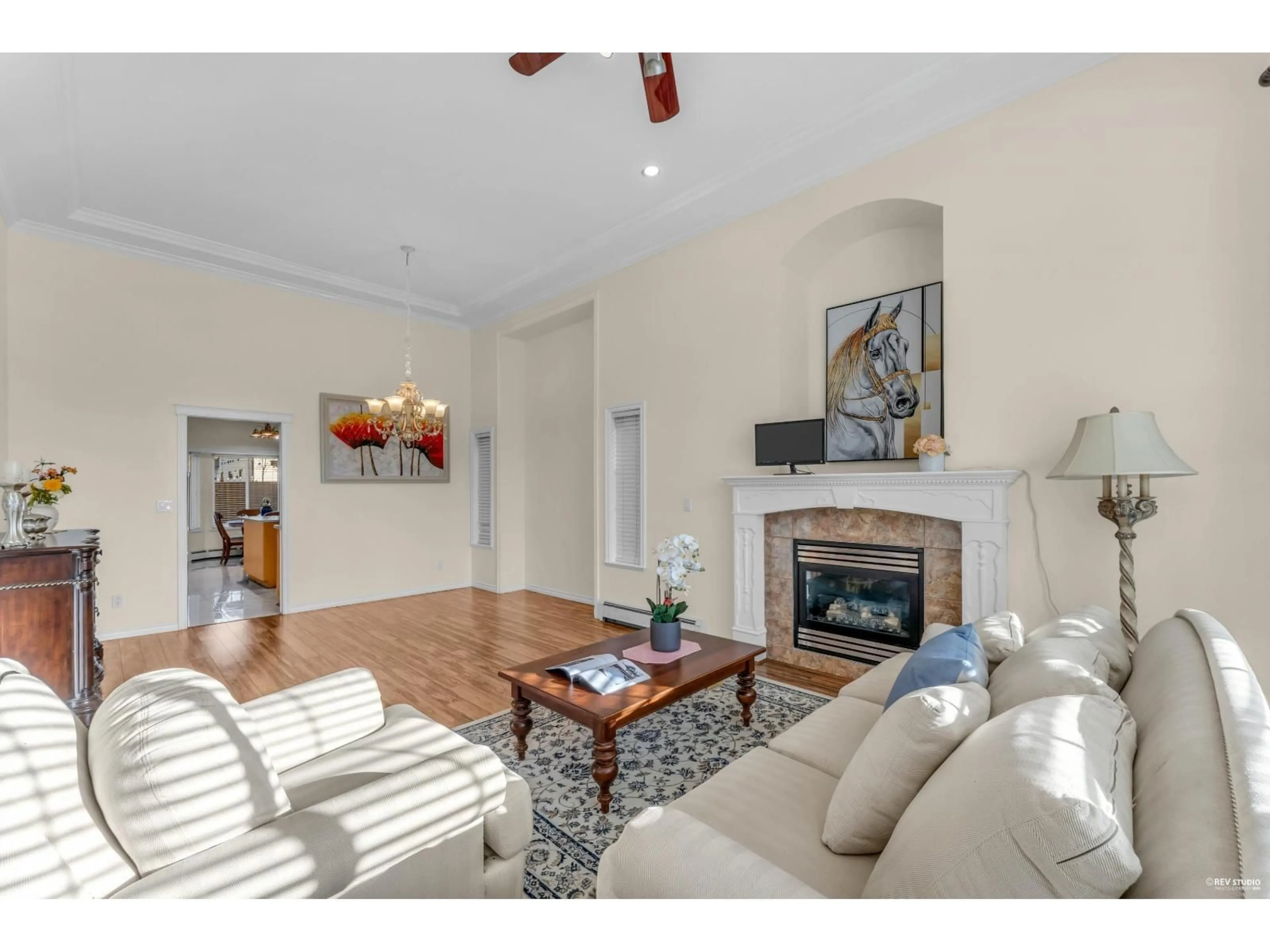 Living room with furniture, wood/laminate floor for 15949 108, Surrey British Columbia V4N1J6