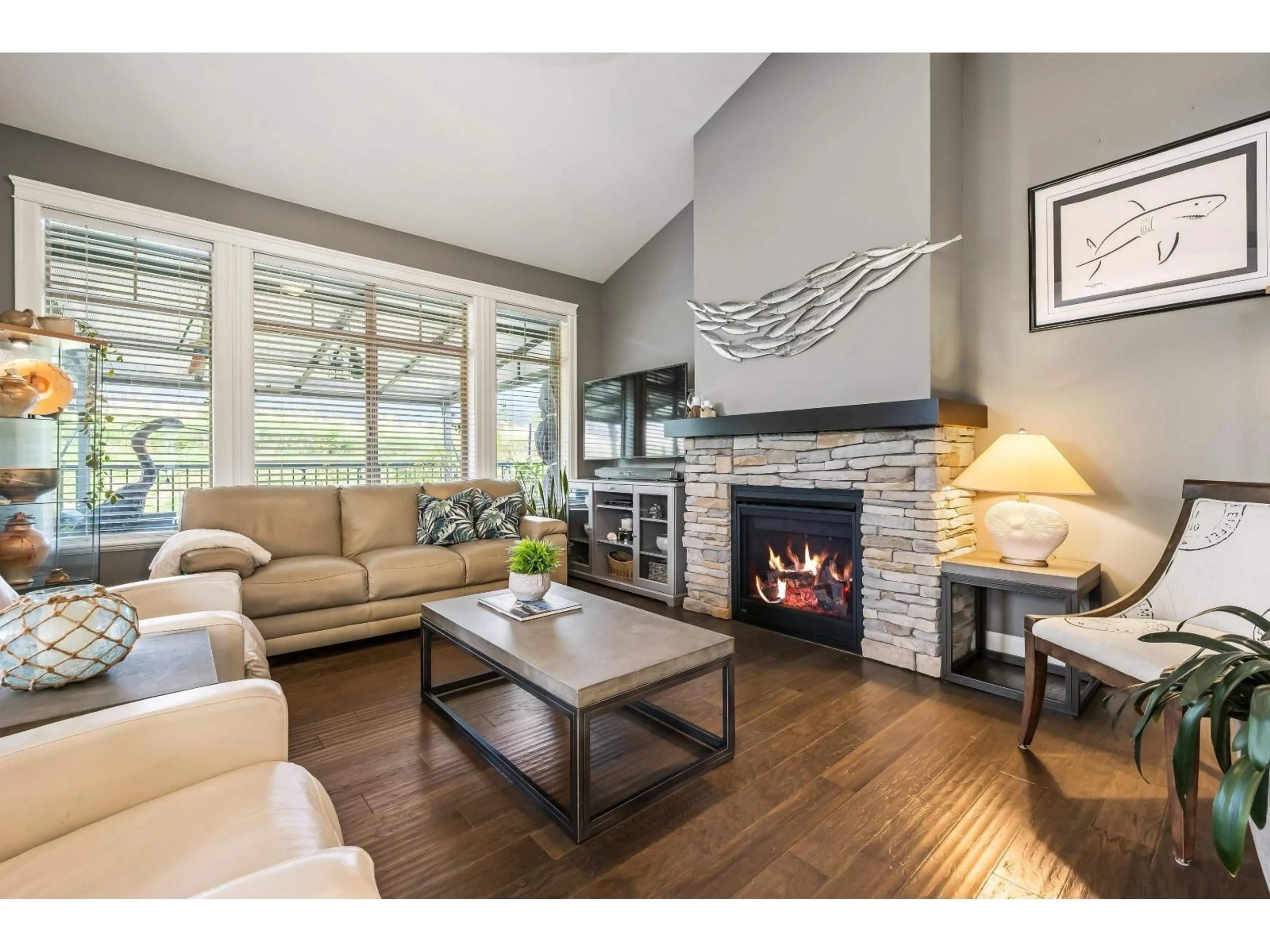 Living room with furniture, wood/laminate floor for 58 - 45900 SOUTH SUMAS ROAD, Chilliwack British Columbia V2R0S9