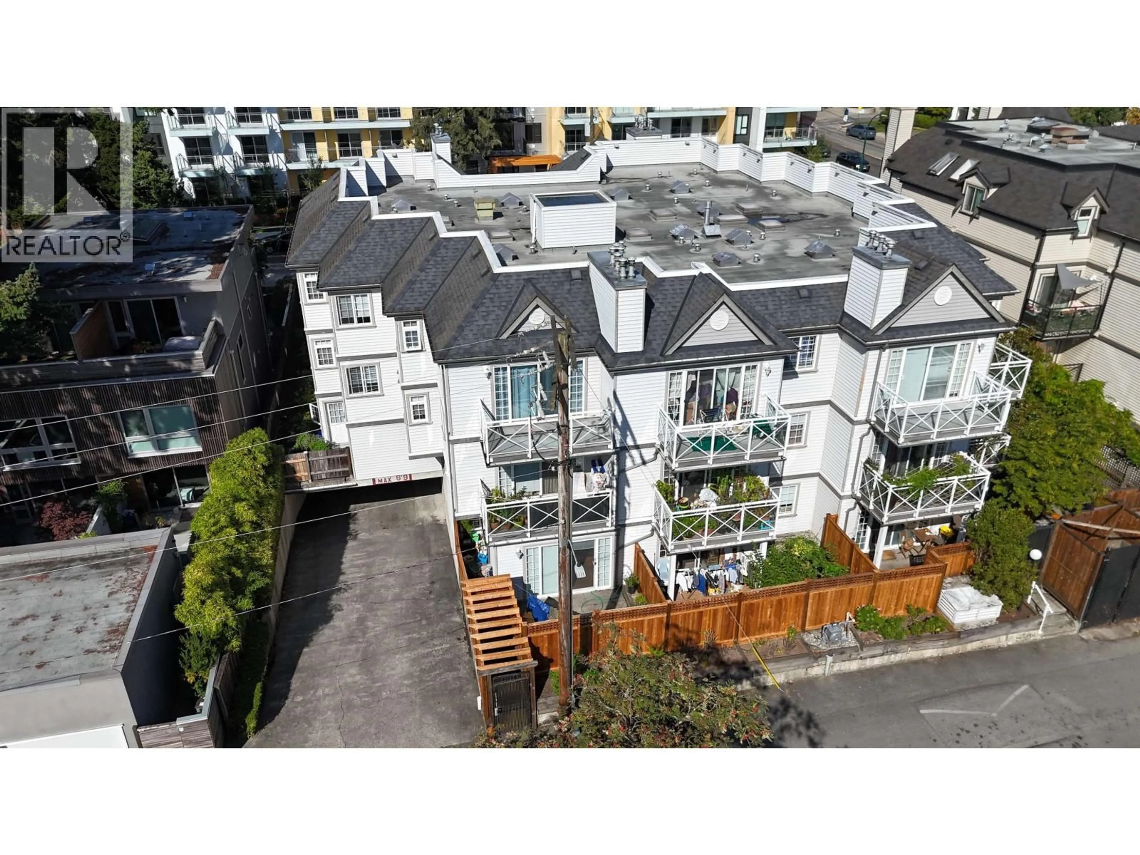 A pic from outside/outdoor area/front of a property/back of a property/a pic from drone, city buildings view from balcony for 106 - 1868 11TH AVENUE, Vancouver British Columbia V5N1Z1