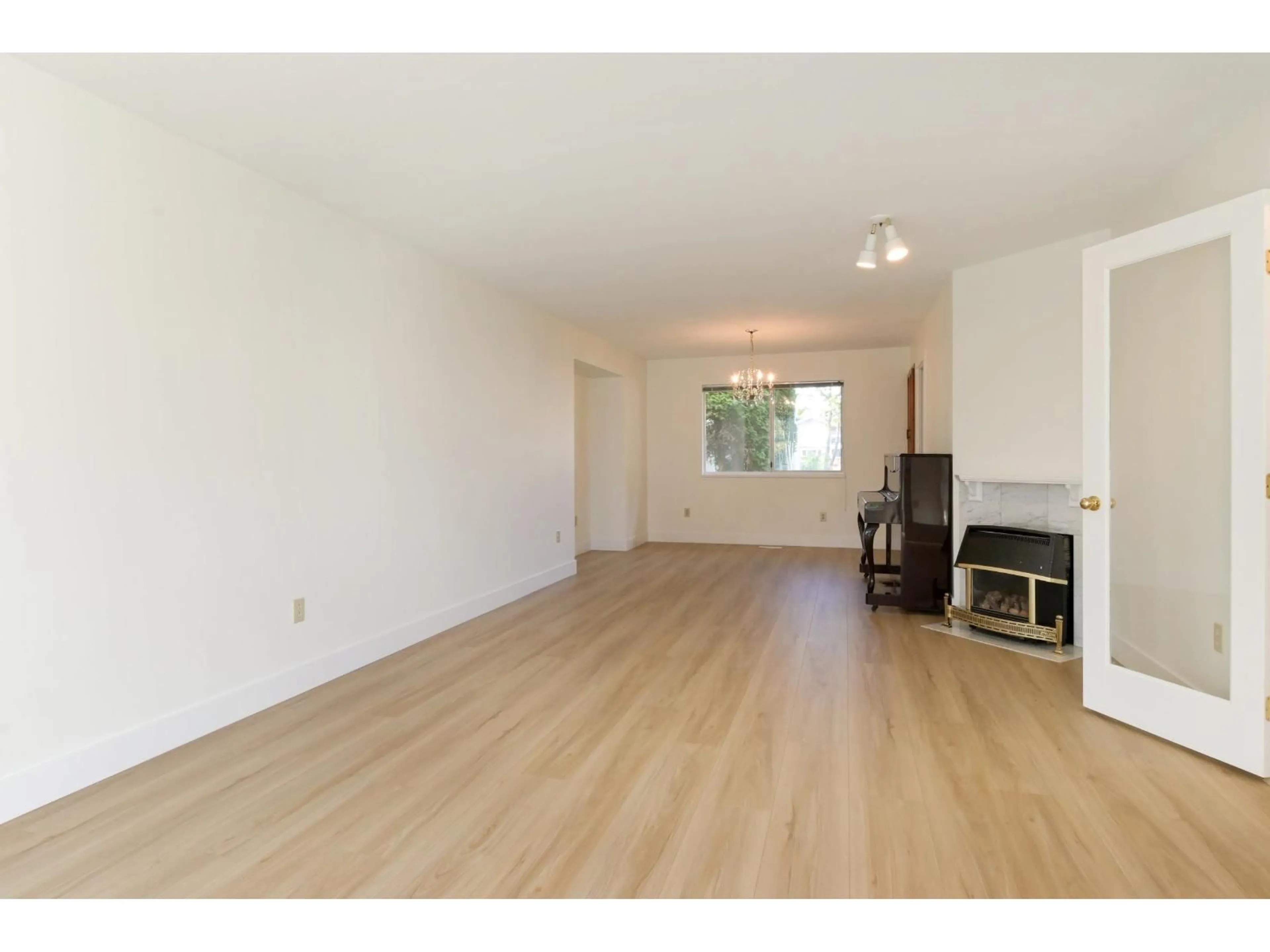 A pic of a room for 9469 154, Surrey British Columbia V3R9E2