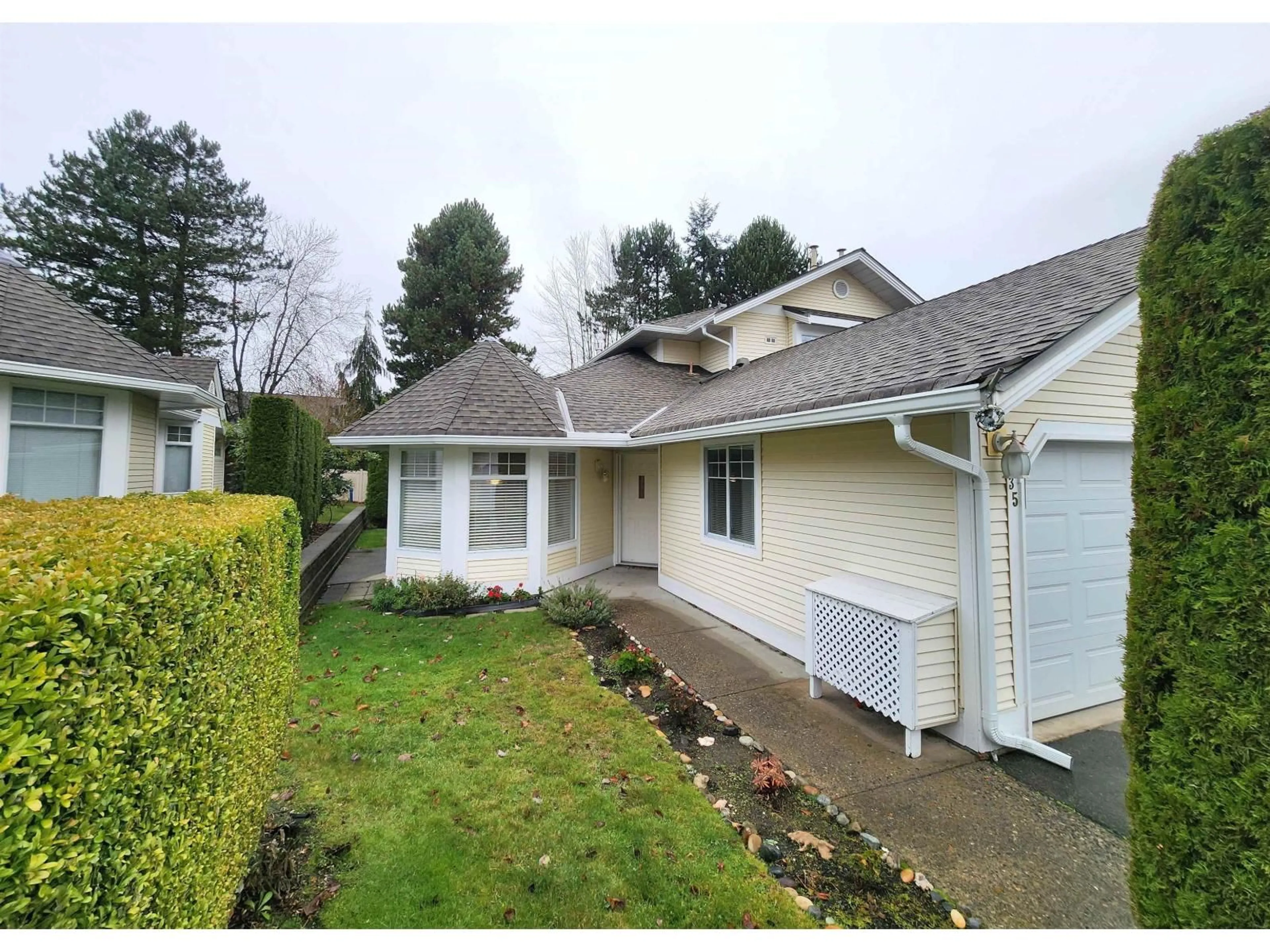 A pic from outside/outdoor area/front of a property/back of a property/a pic from drone, street for 35 - 8737 212, Langley British Columbia V4W2C8