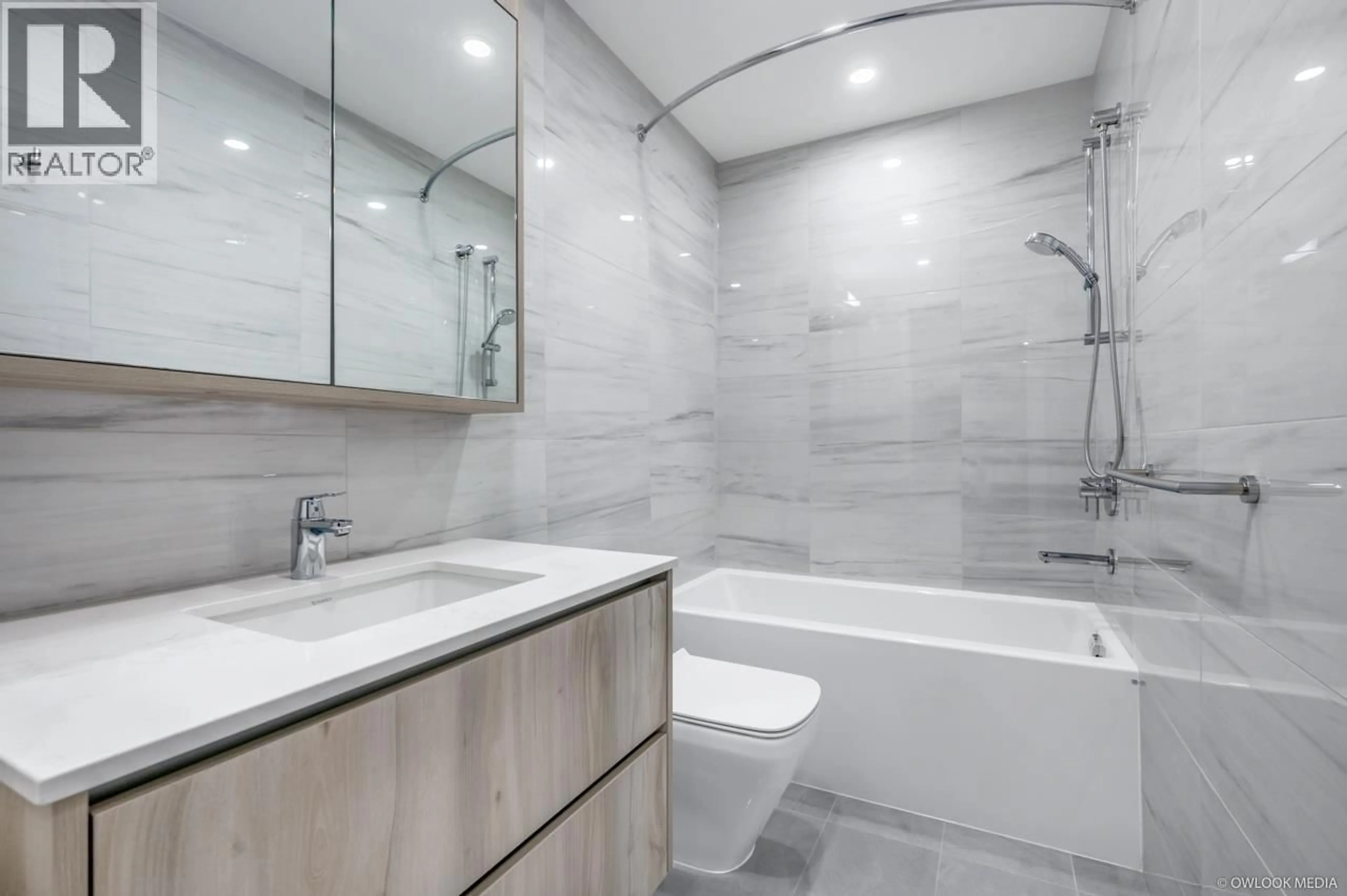 Standard bathroom, ceramic/tile floor for 105 - 477 59TH AVENUE, Vancouver British Columbia V5X1X4