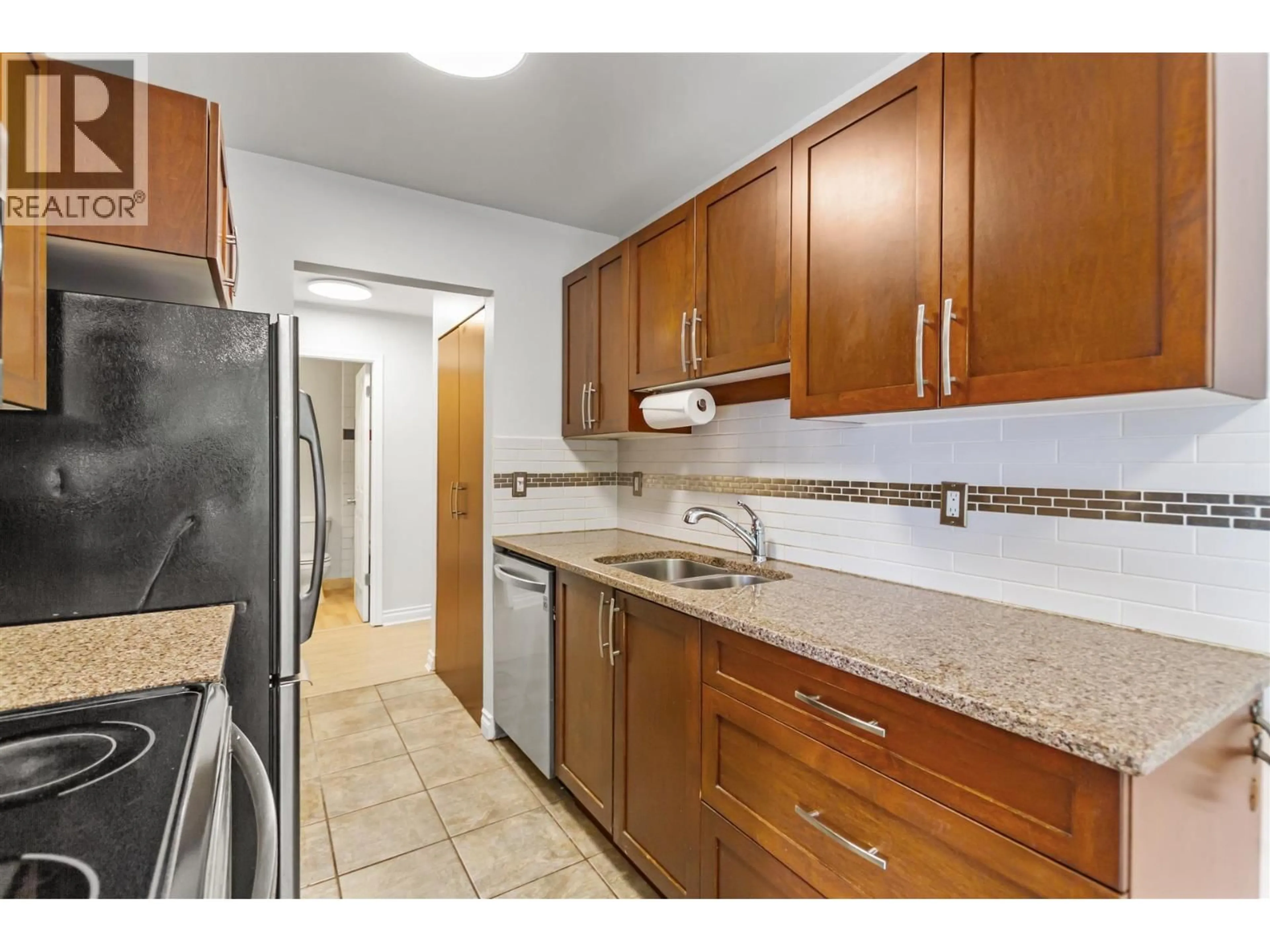 Standard kitchen, unknown for 112 - 590 WHITING WAY, Coquitlam British Columbia V3J3R9