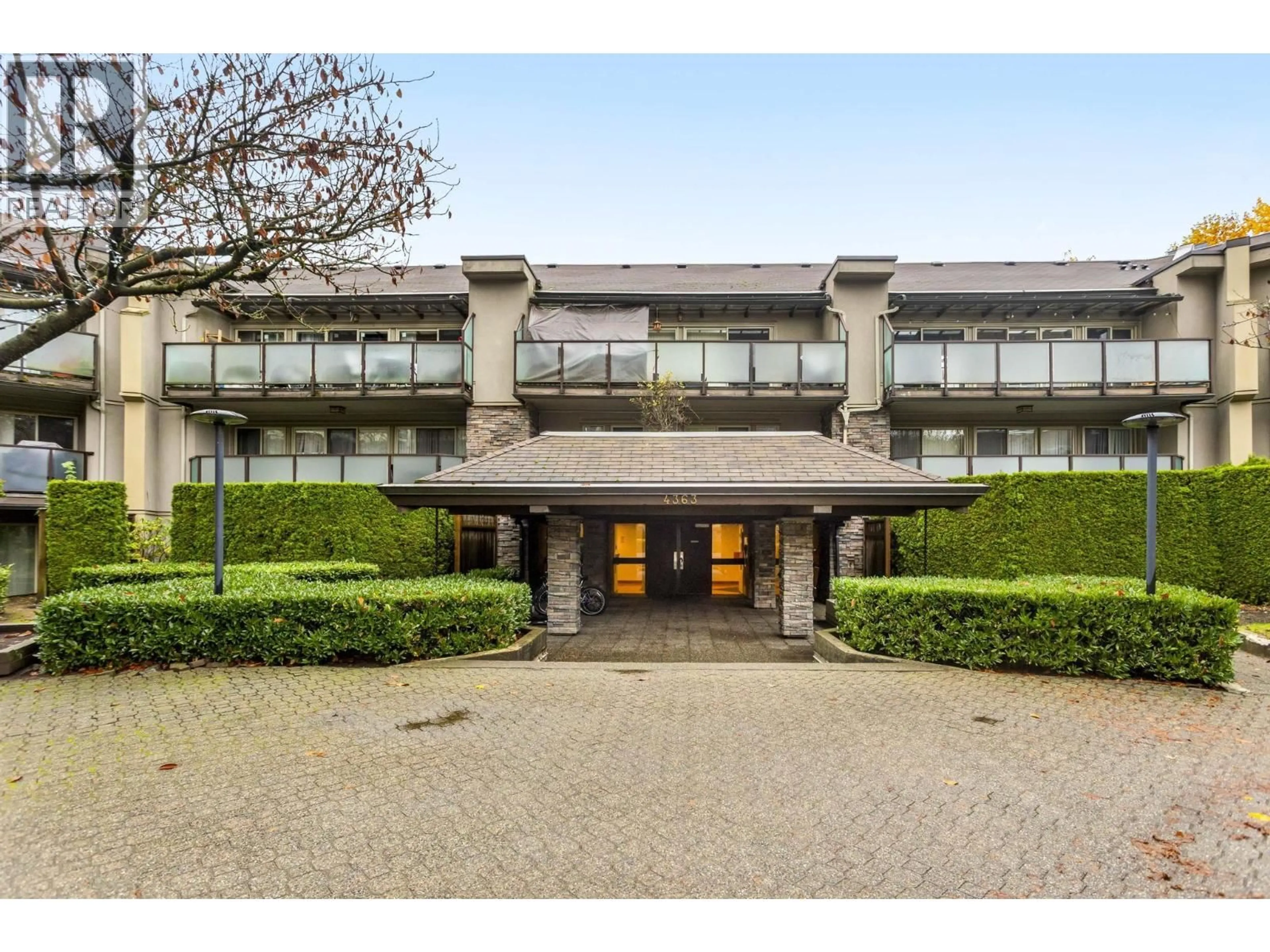 Indoor foyer for 119 - 4363 HALIFAX STREET, Burnaby British Columbia V5C5Z3