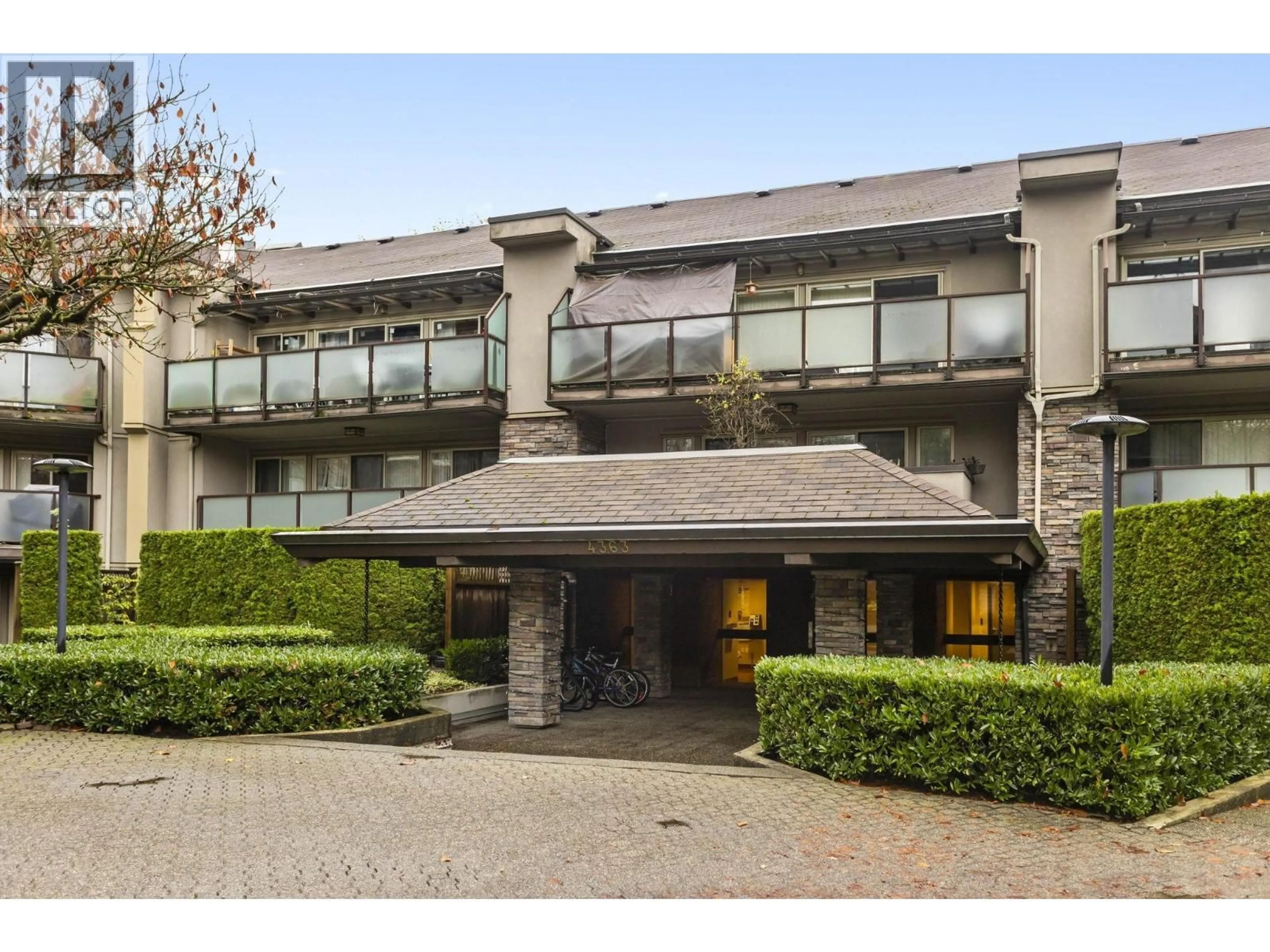 Indoor foyer for 119 - 4363 HALIFAX STREET, Burnaby British Columbia V5C5Z3