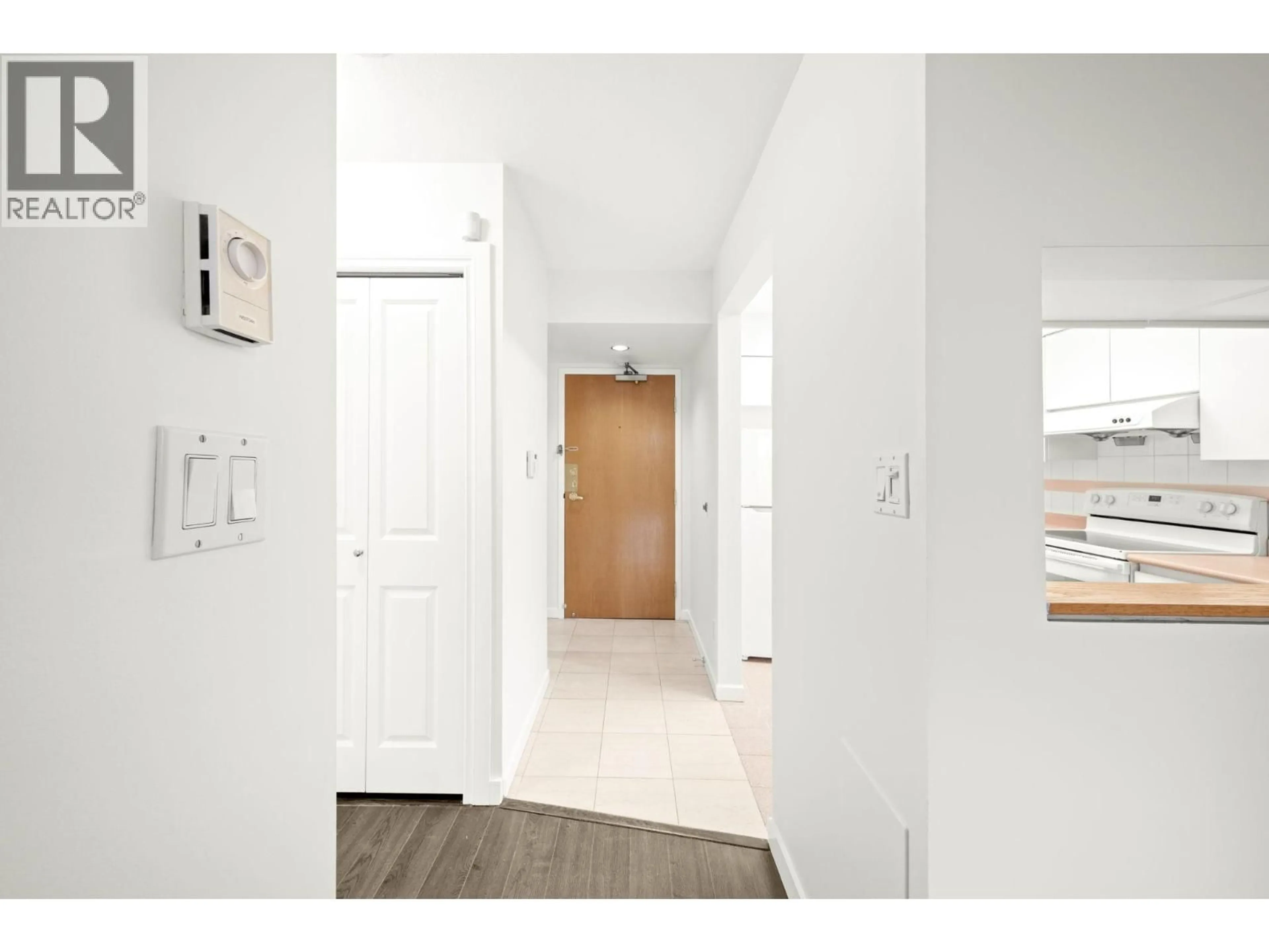 Indoor entryway for 1101 - 9623 MANCHESTER DRIVE, Burnaby British Columbia V3N4Y8