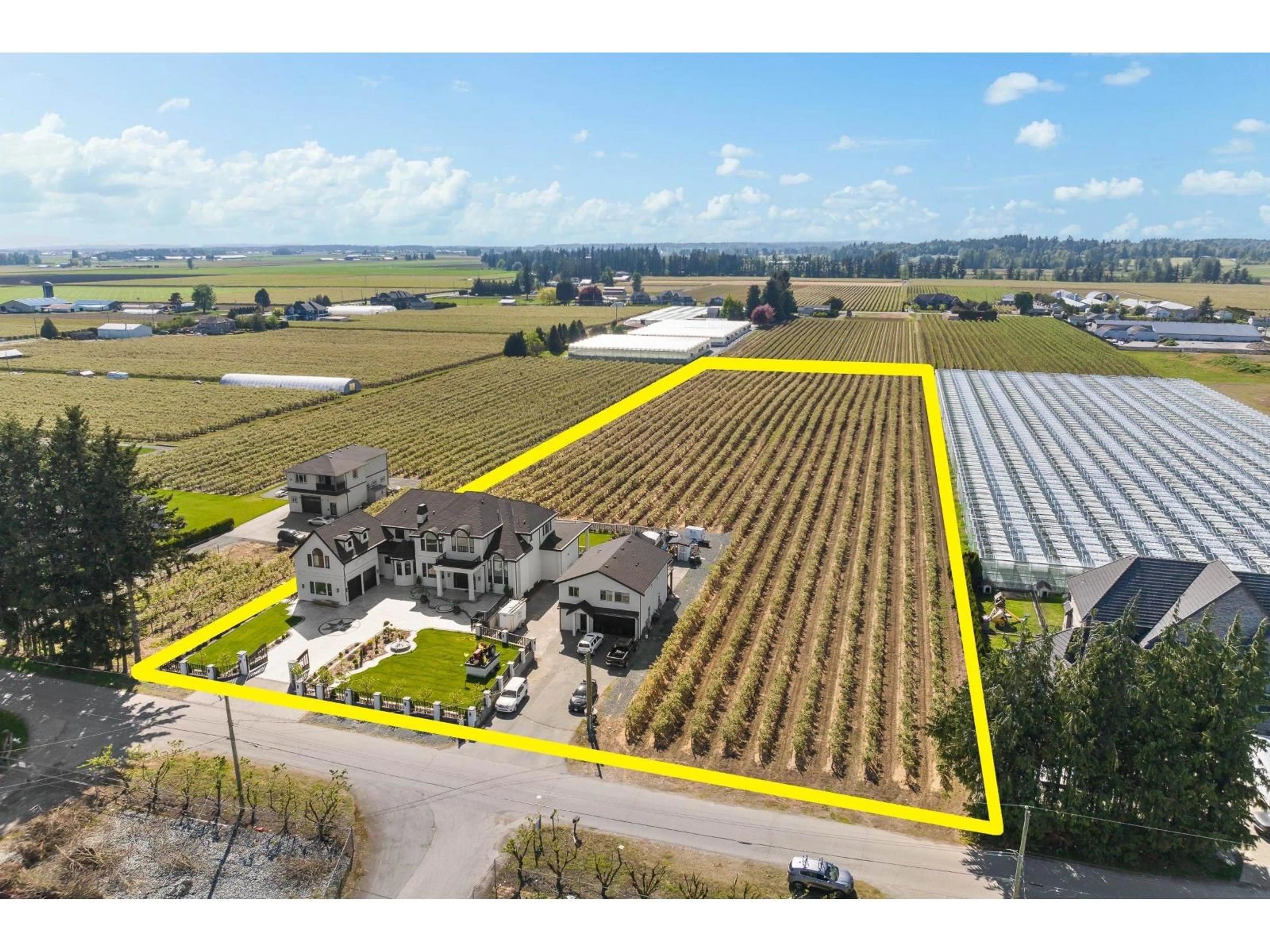 A pic from outside/outdoor area/front of a property/back of a property/a pic from drone, unknown for 171 DEFEHR, Abbotsford British Columbia V4X2J7