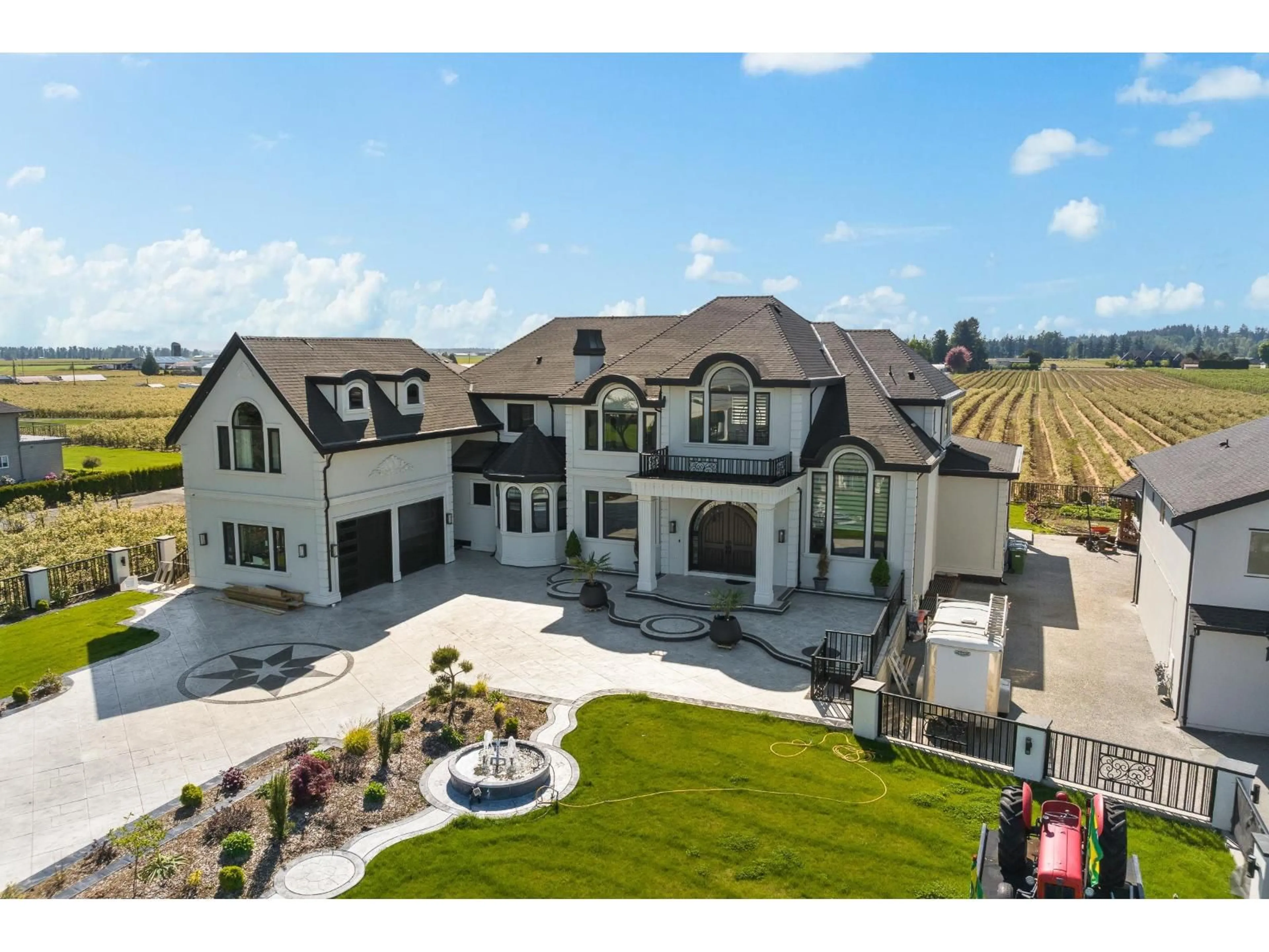 A pic from outside/outdoor area/front of a property/back of a property/a pic from drone, mountain view for 171 DEFEHR, Abbotsford British Columbia V4X2J7