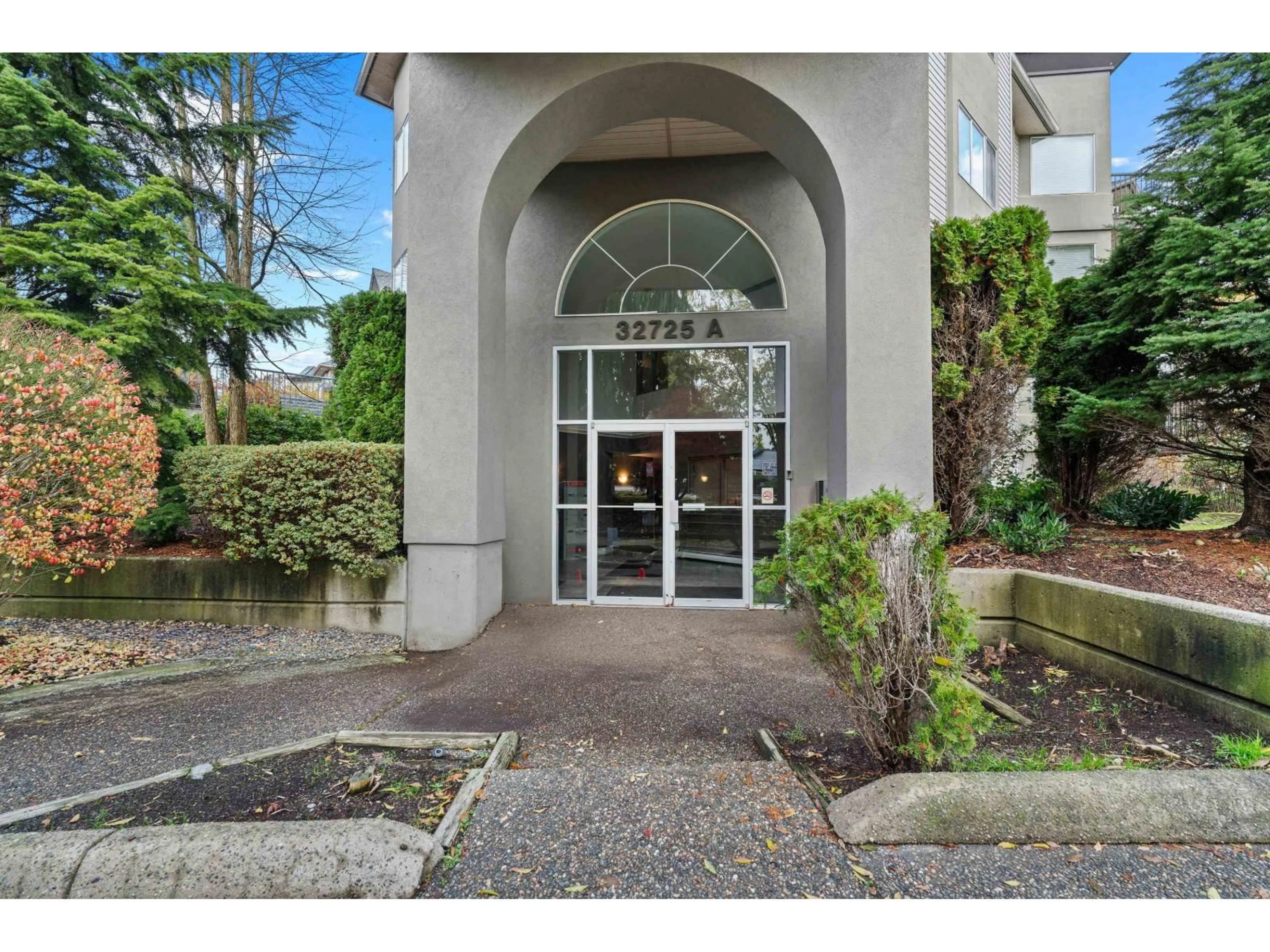 Indoor foyer for 106 - 32725 GEORGE FERGUSON, Abbotsford British Columbia V2T5M5