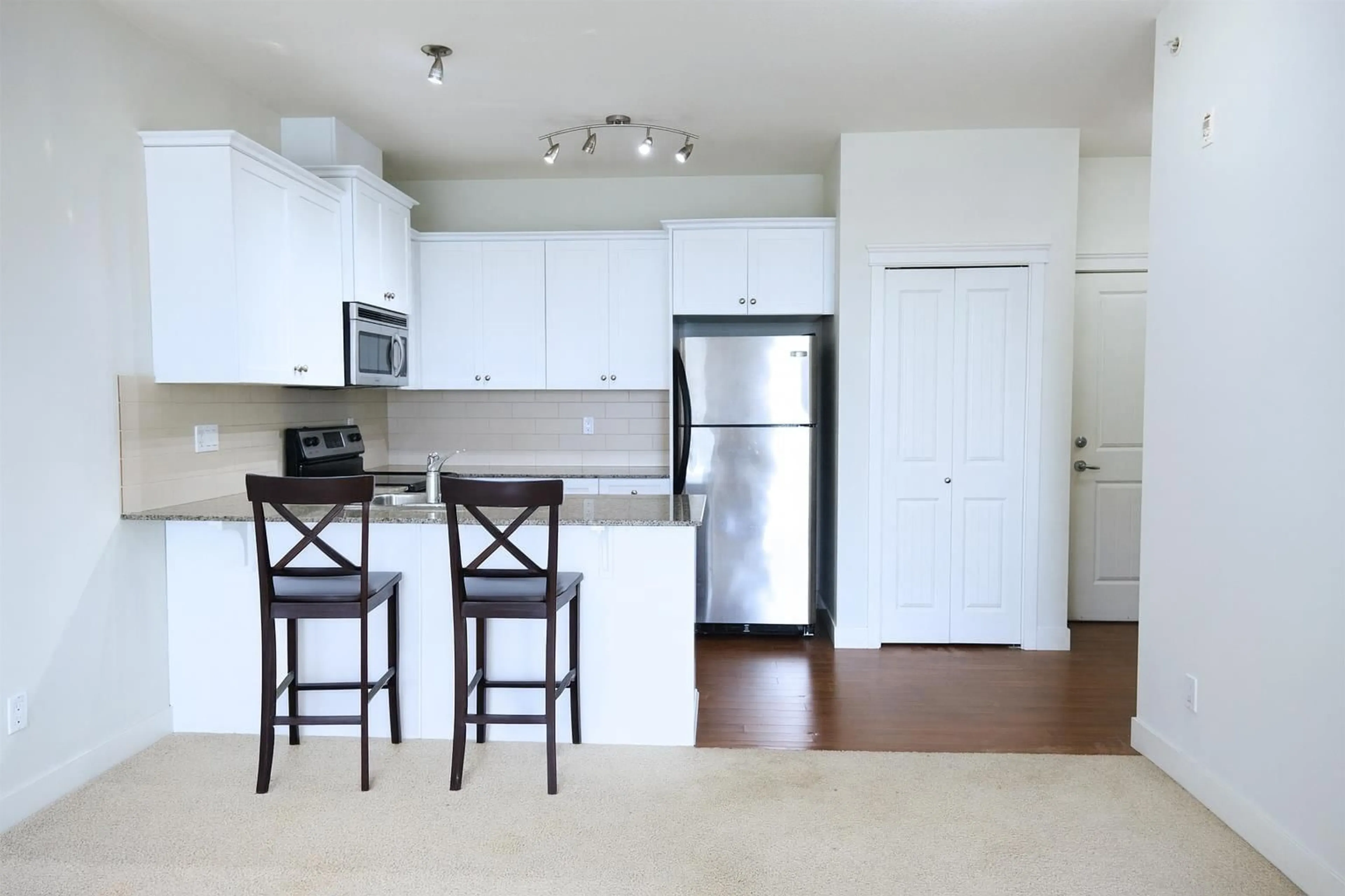 Standard kitchen, wood/laminate floor for 409 - 17712 57A, Surrey British Columbia V3S1J1