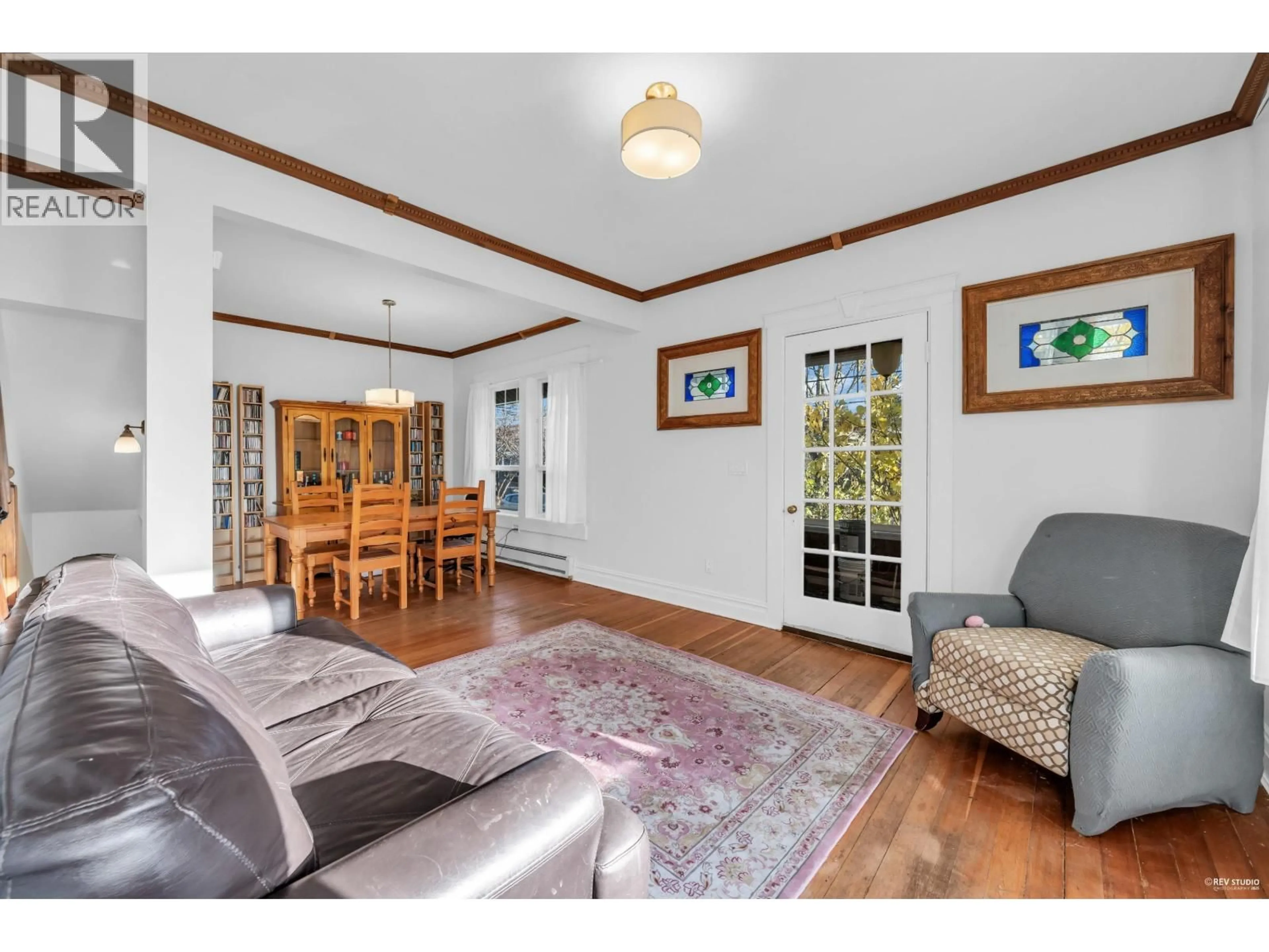 Living room with furniture, wood/laminate floor for 237 SANDRINGHAM AVENUE, New Westminster British Columbia V3L1Z4
