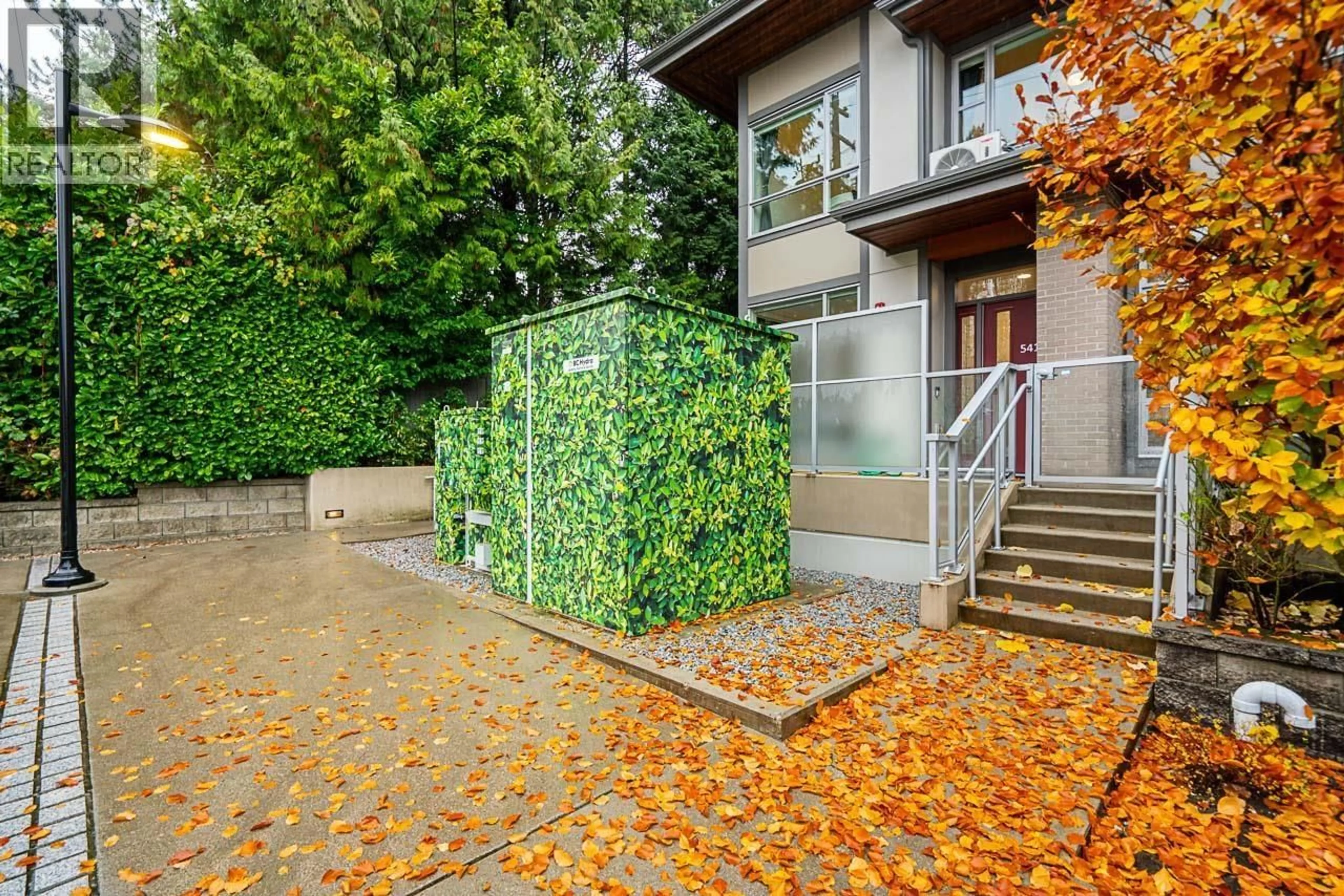 Patio, street for 5413 LOUGHEED HWY, Burnaby British Columbia V5B0B4