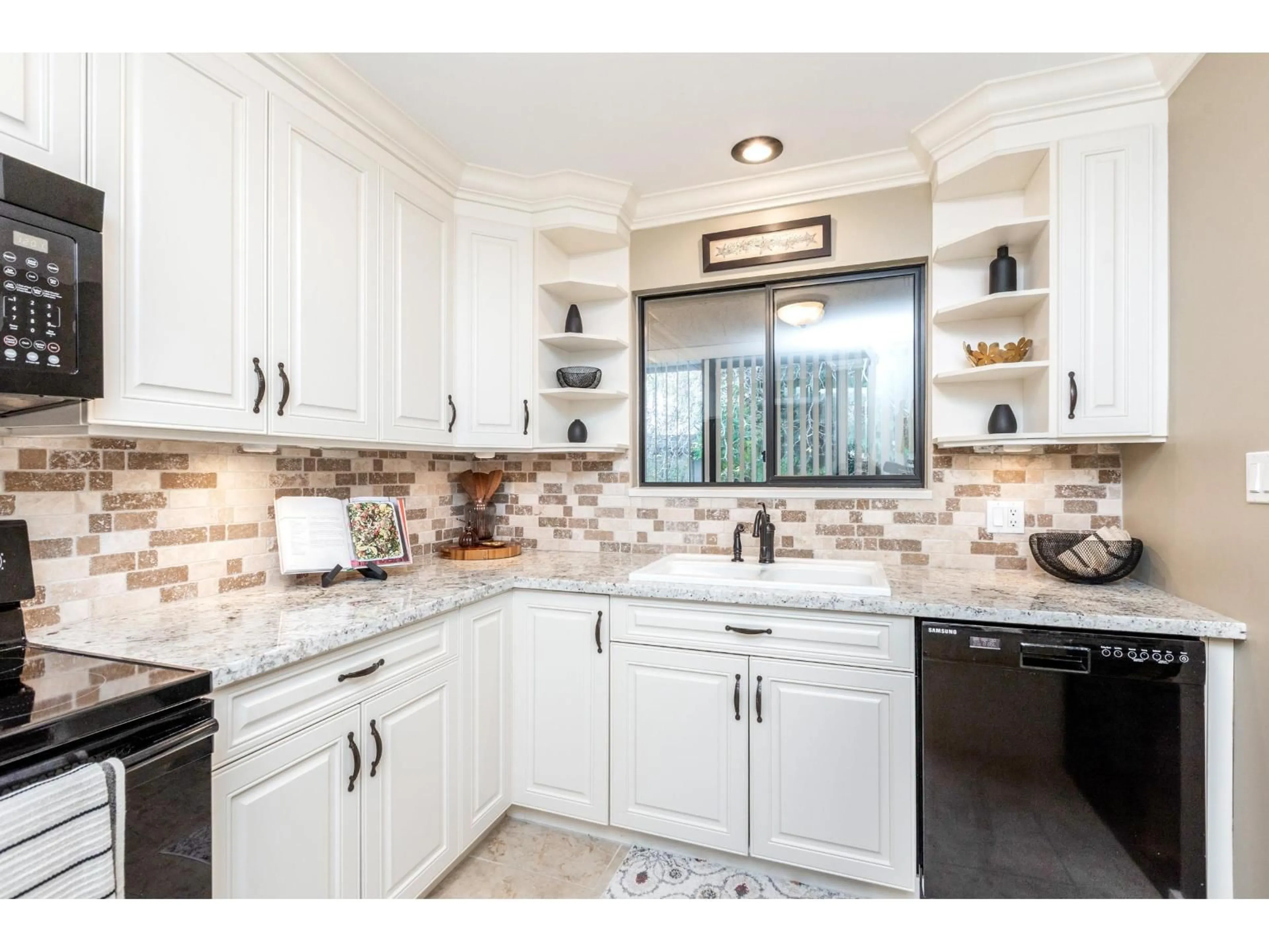 Open concept kitchen, ceramic/tile floor for 304 - 1351 VIDAL, White Rock British Columbia V4B5G7