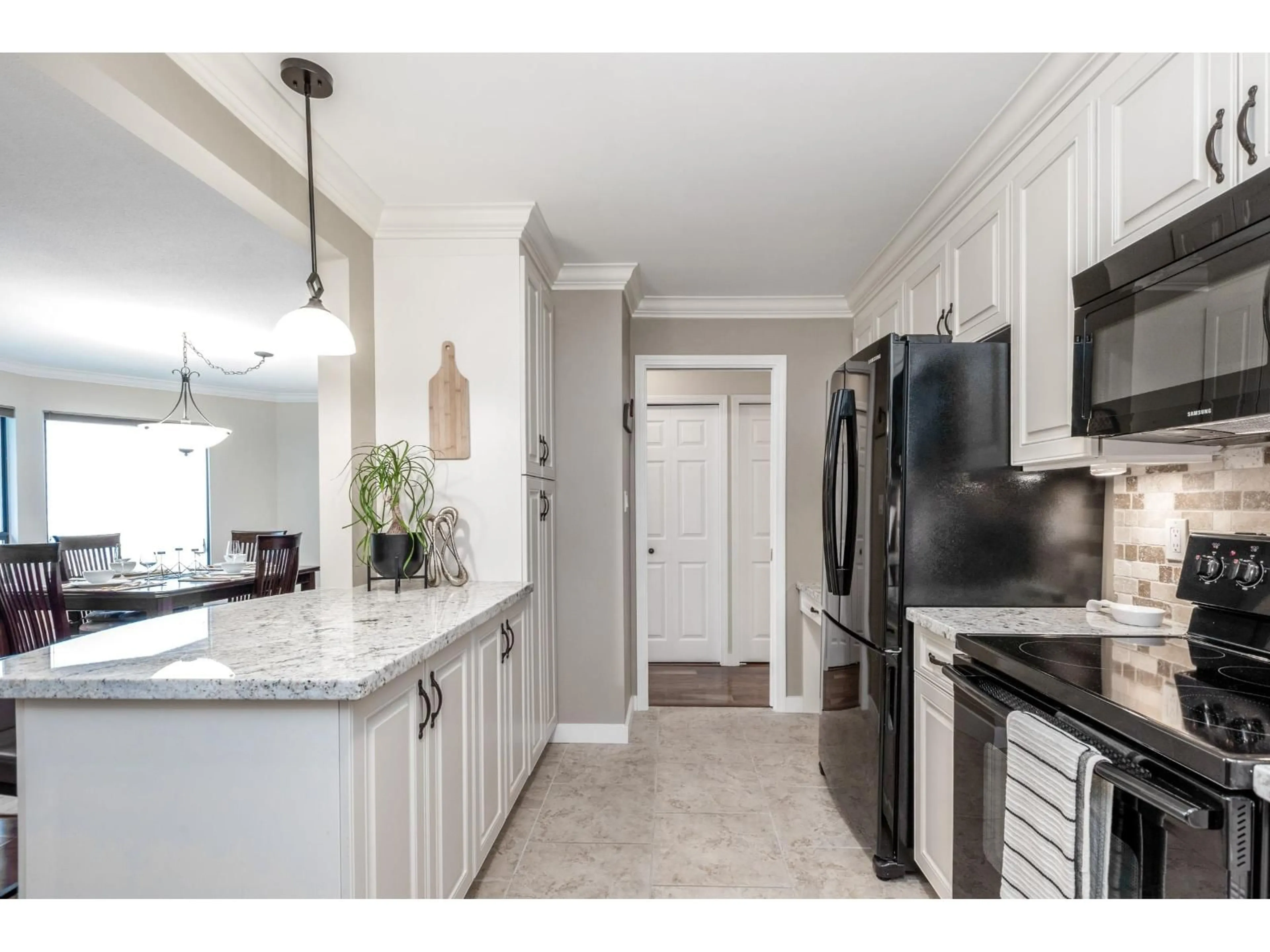 Open concept kitchen, ceramic/tile floor for 304 - 1351 VIDAL, White Rock British Columbia V4B5G7