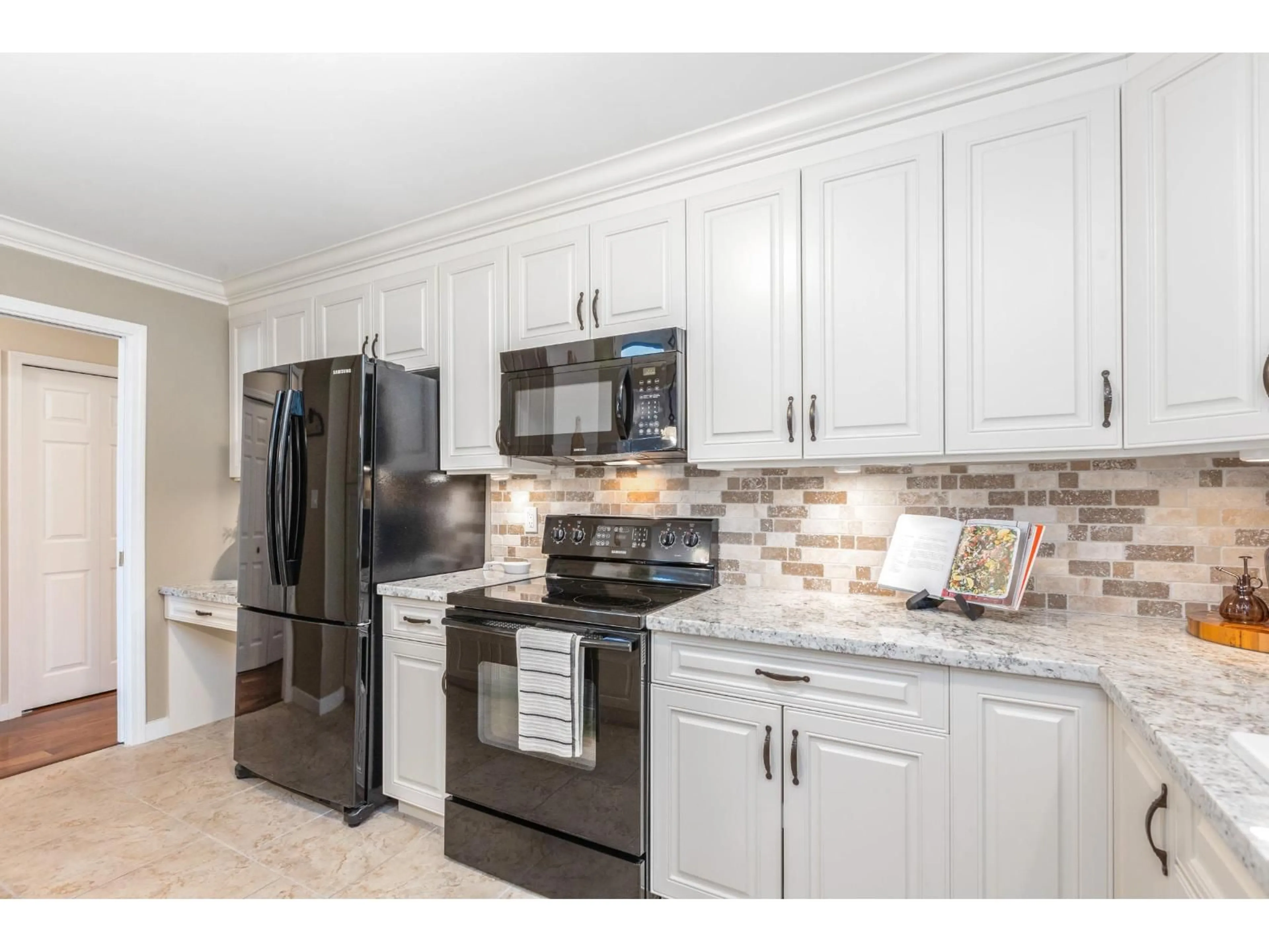 Open concept kitchen, ceramic/tile floor for 304 - 1351 VIDAL, White Rock British Columbia V4B5G7