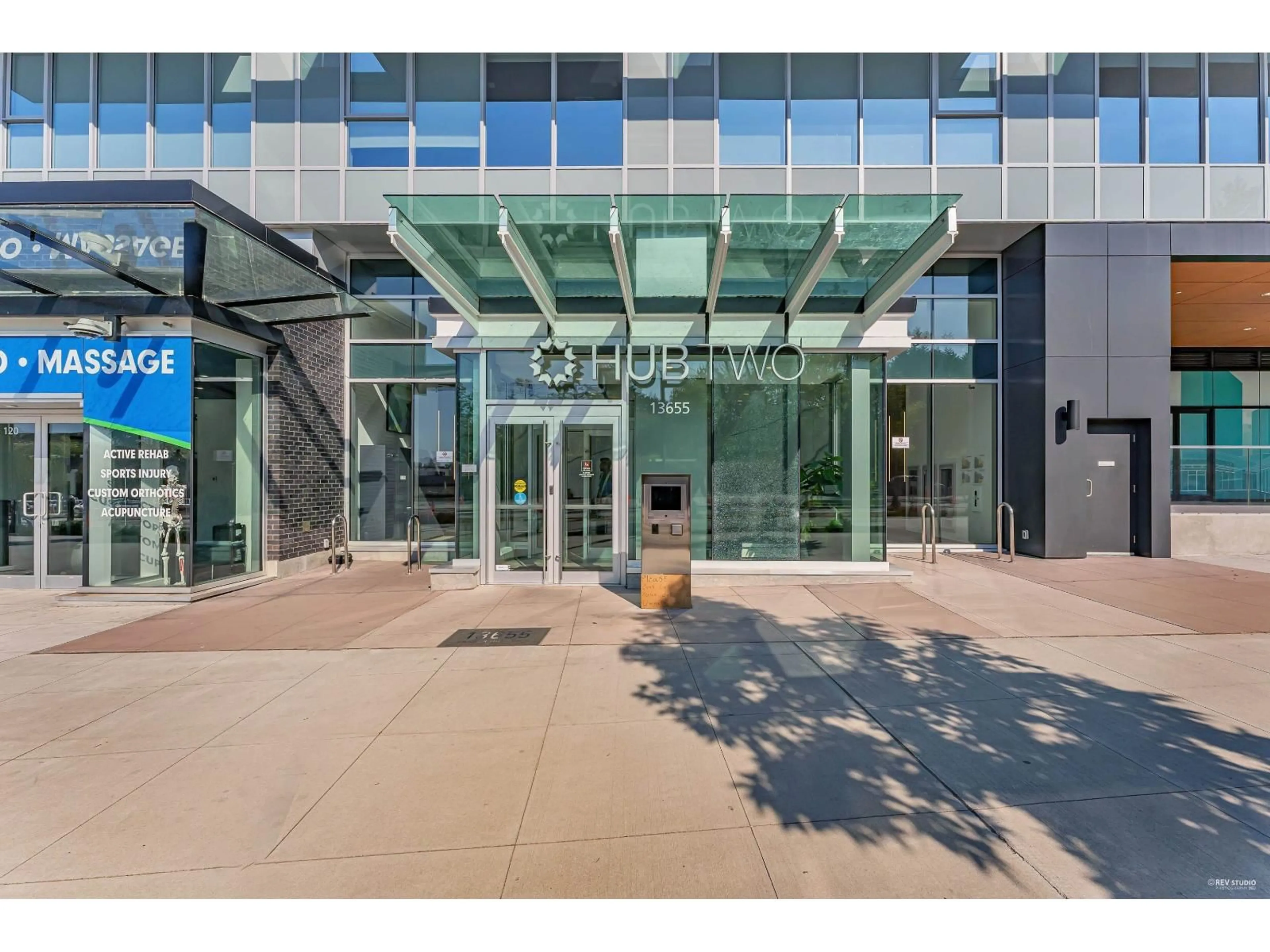 Indoor foyer for 1508 - 13655 FRASER HIGHWAY, Surrey British Columbia V3T0P8