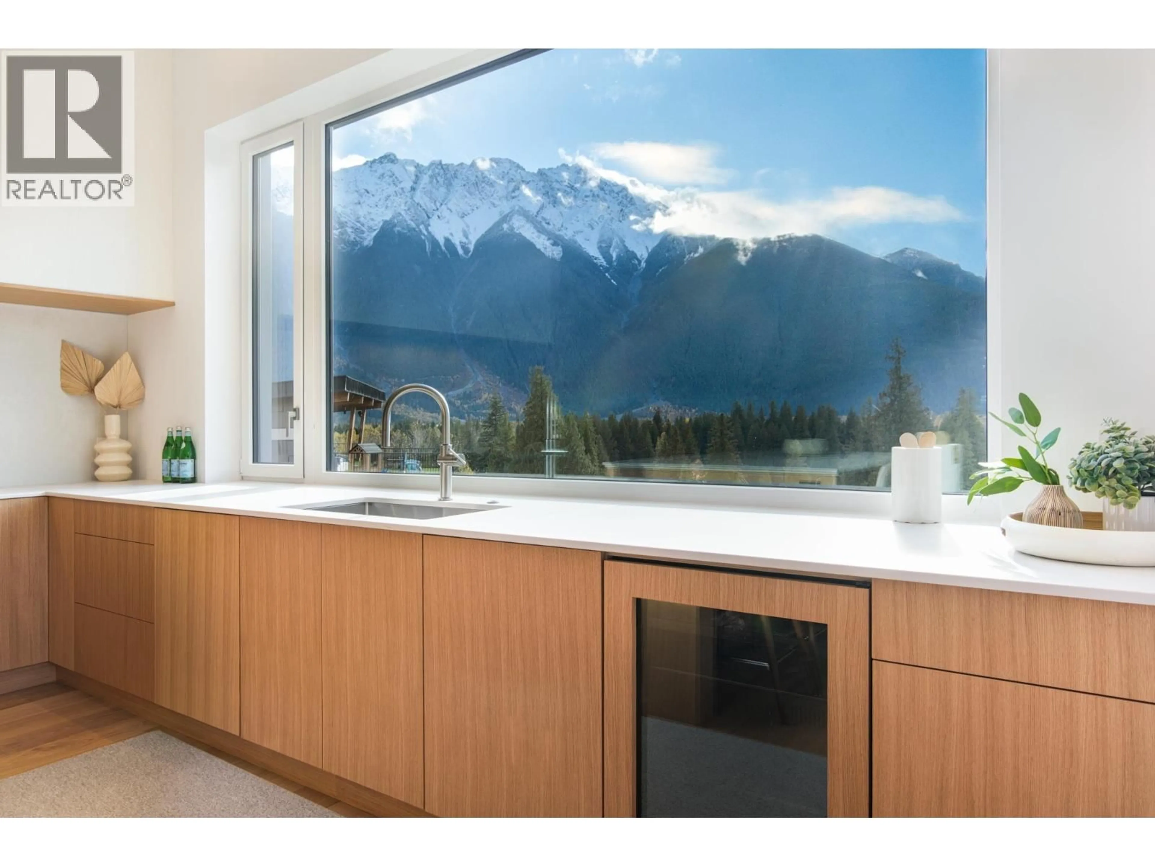 Contemporary kitchen, unknown for 1780 PINEWOOD DRIVE, Pemberton British Columbia V0N2L3