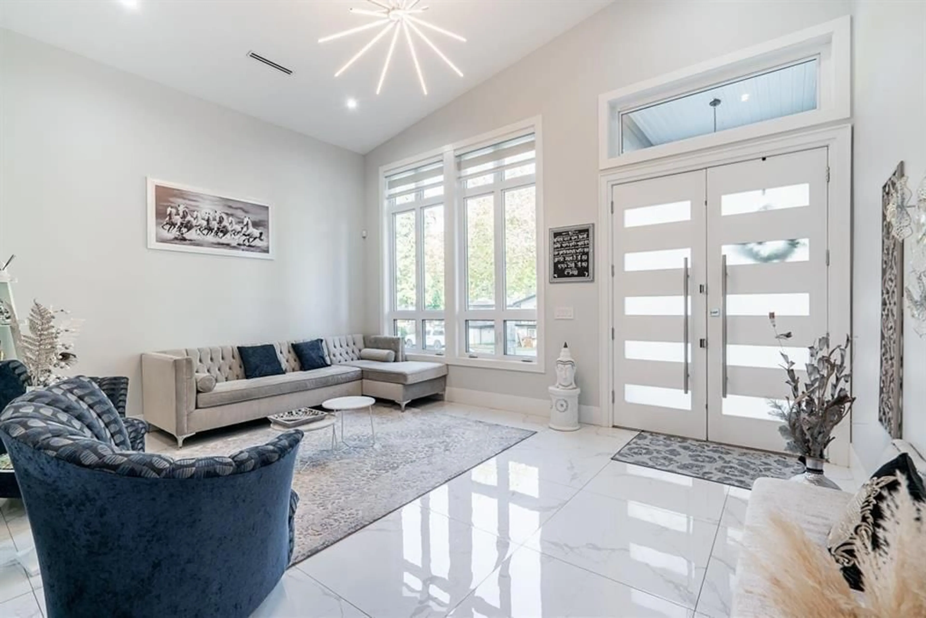 Indoor entryway for 8821 QUEEN MARY BOULEVARD, Surrey British Columbia V3V6P9