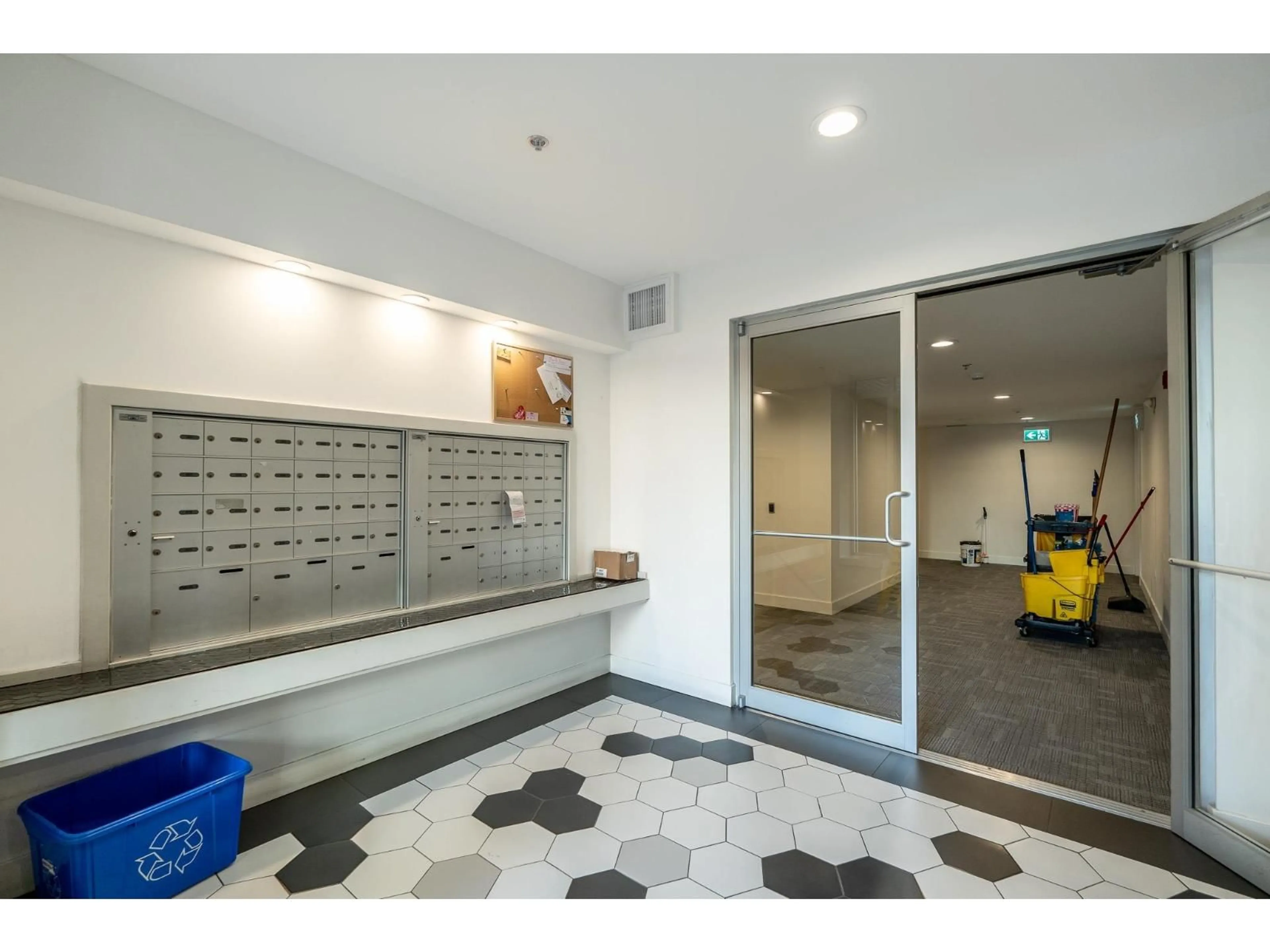 Indoor foyer for 414 - 19567 64 AVENUE, Surrey British Columbia V3S7H8