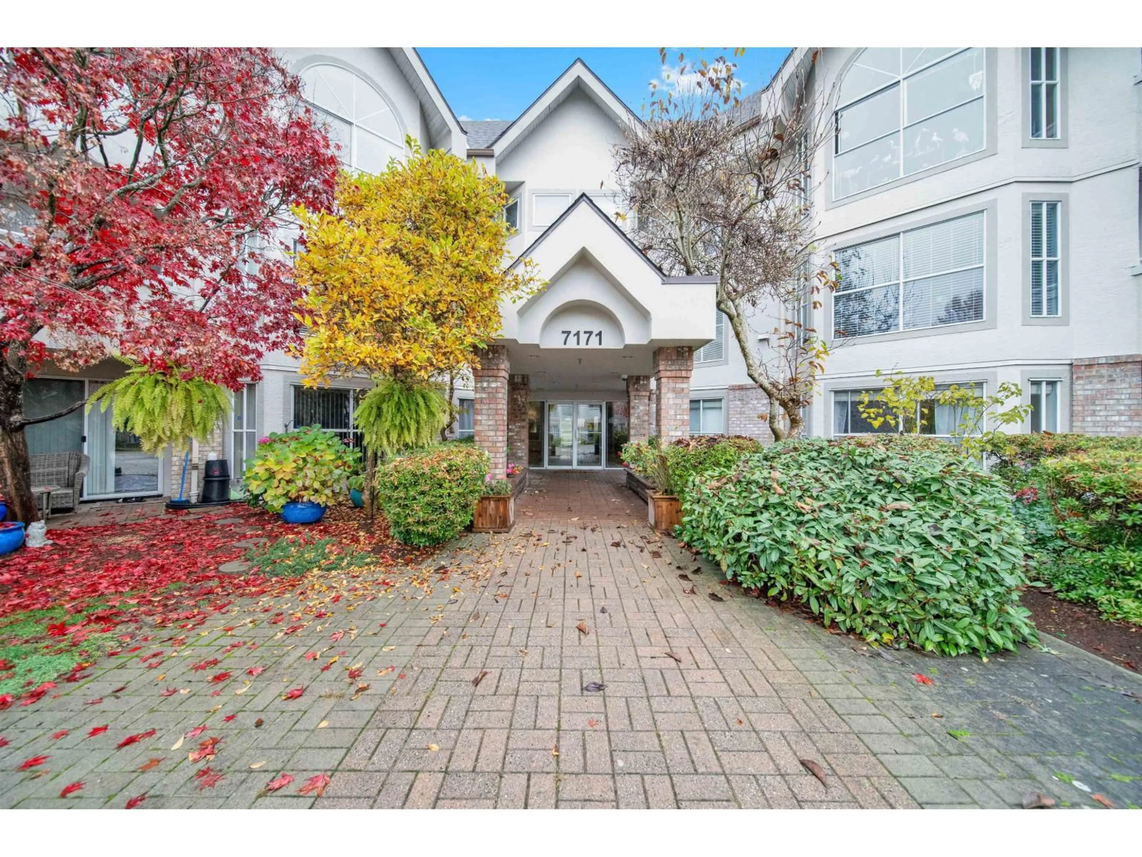 Indoor foyer for 216 - 7171 121 STREET, Surrey British Columbia V3W1G9