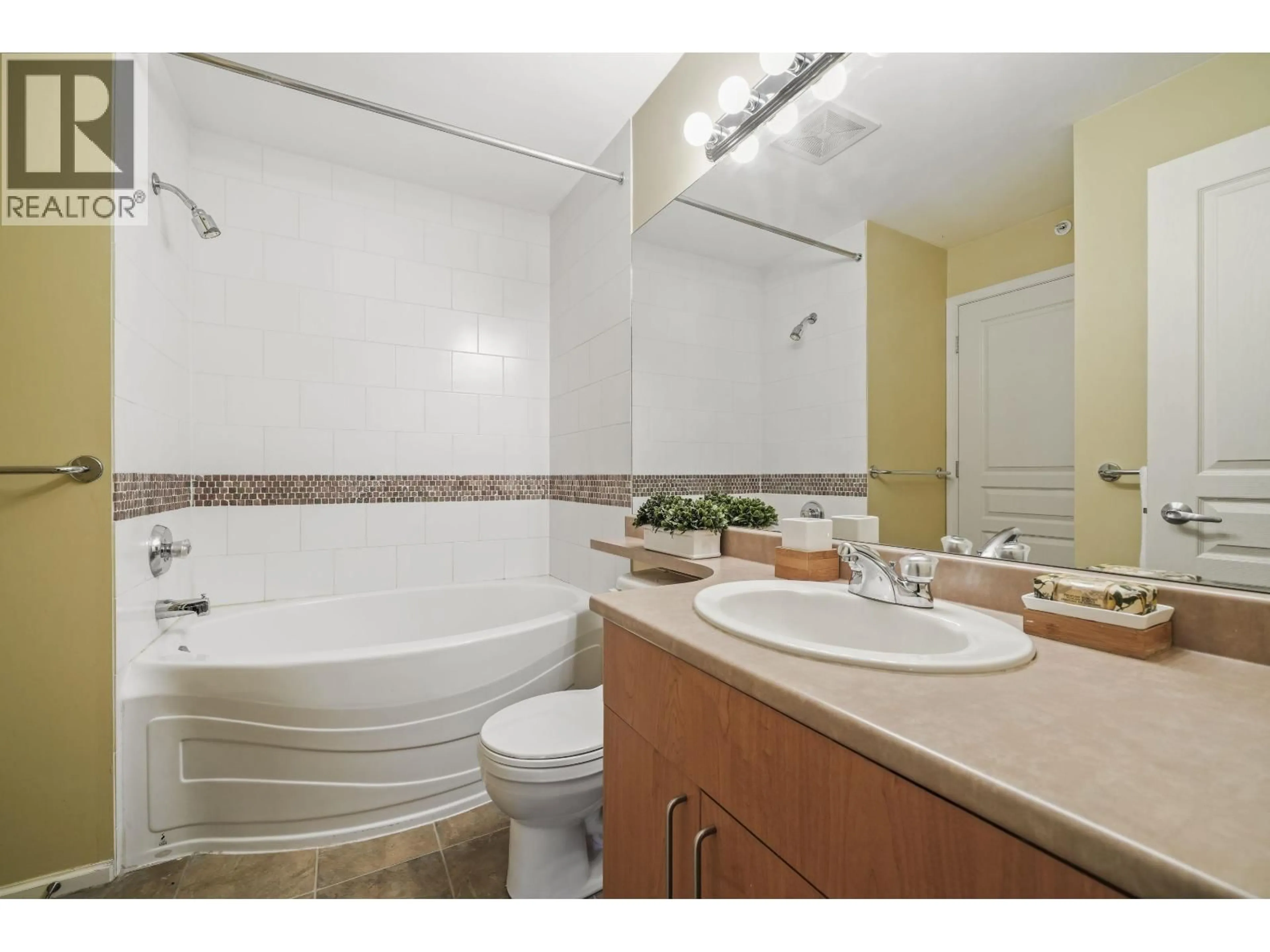 Standard bathroom, ceramic/tile floor for 355 - 1100 29TH STREET, North Vancouver British Columbia V7K3E4