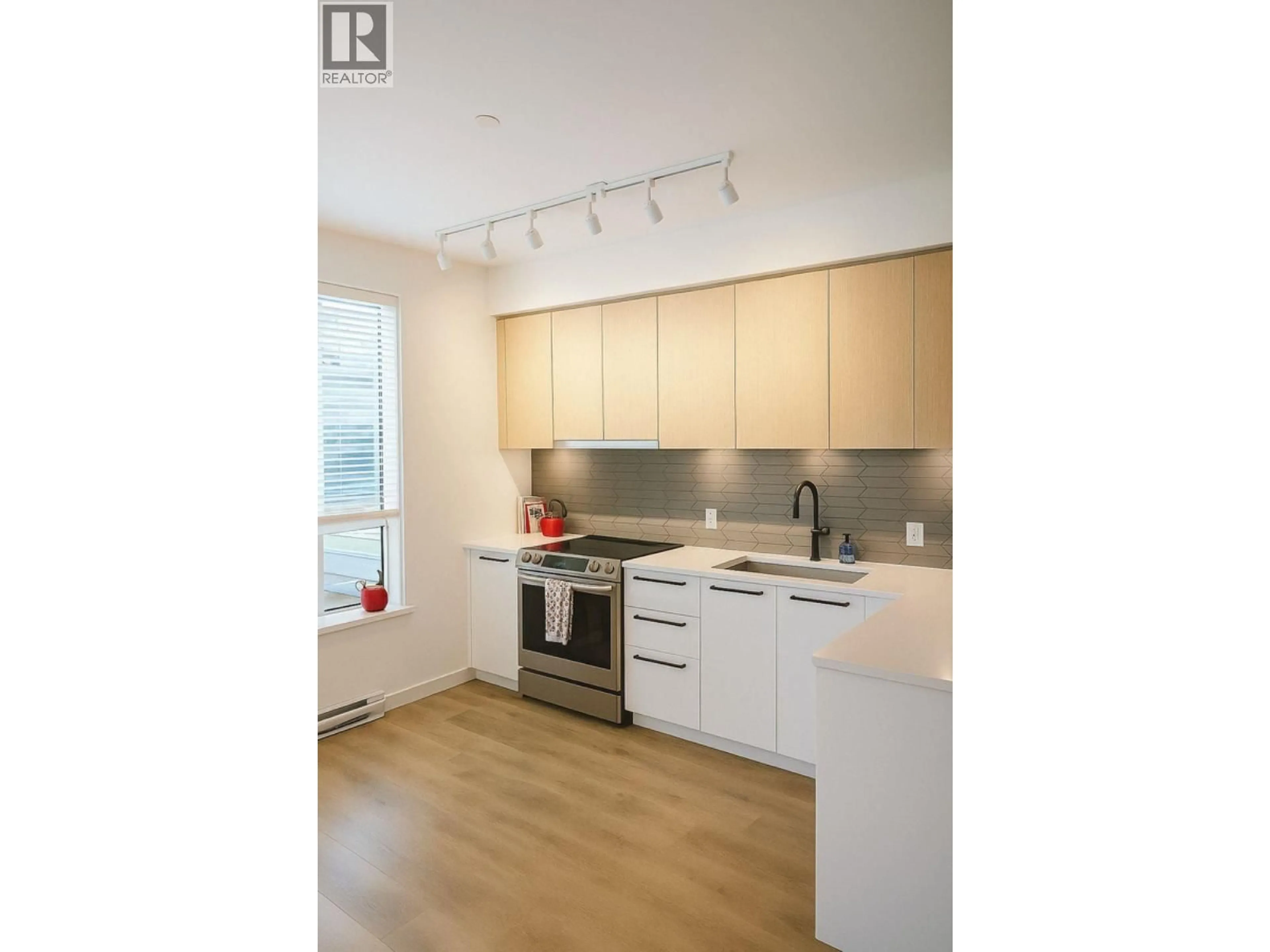 Open concept kitchen, wood/laminate floor for 1344 HALYARD PLACE, Squamish British Columbia V8B2A1