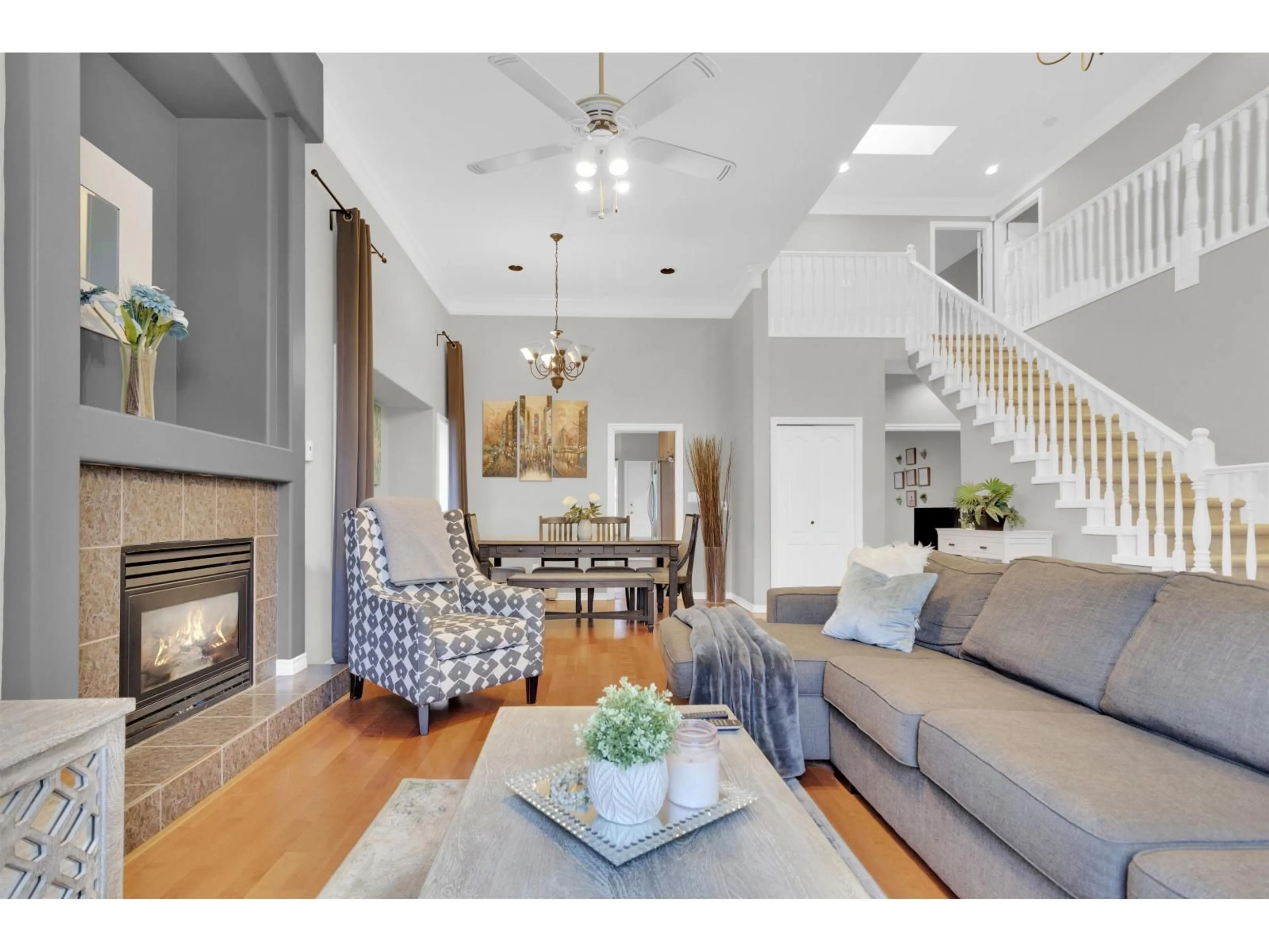 Living room with furniture, unknown for 16896 84, Surrey British Columbia V4N4V3