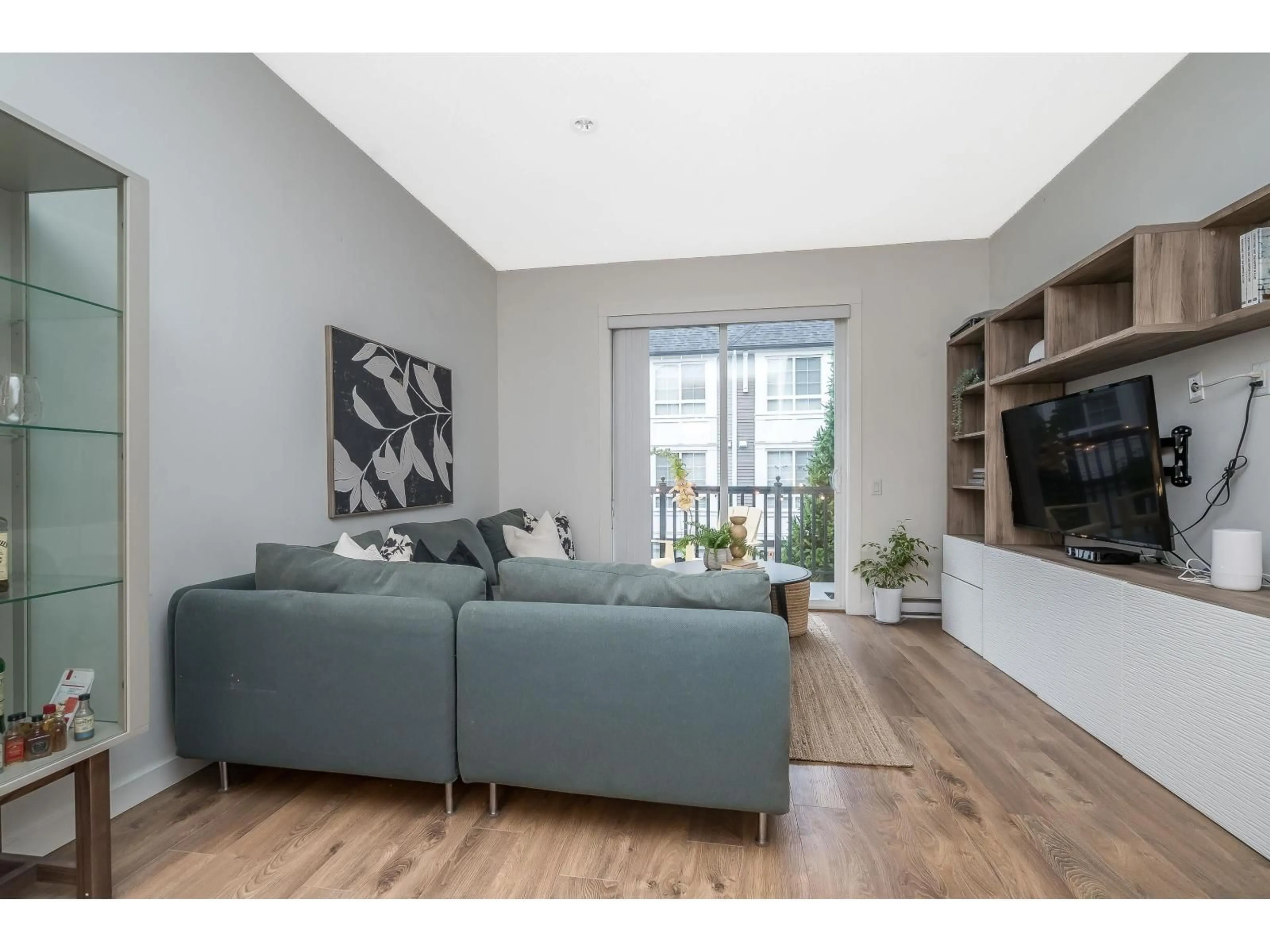 Living room with furniture, wood/laminate floor for 60 - 8476 207A, Langley British Columbia V2Y0S6
