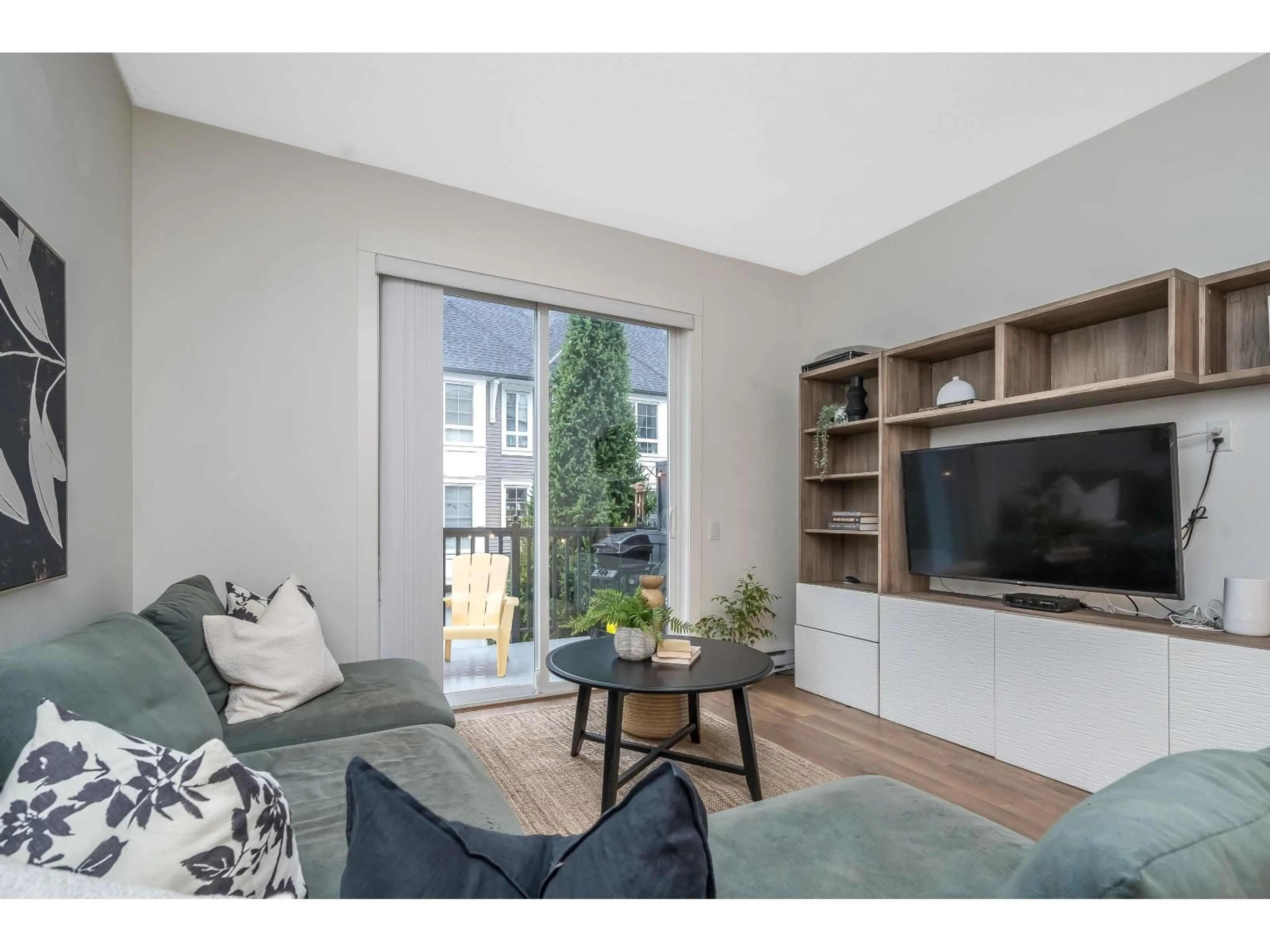 Living room with furniture, wood/laminate floor for 60 - 8476 207A, Langley British Columbia V2Y0S6