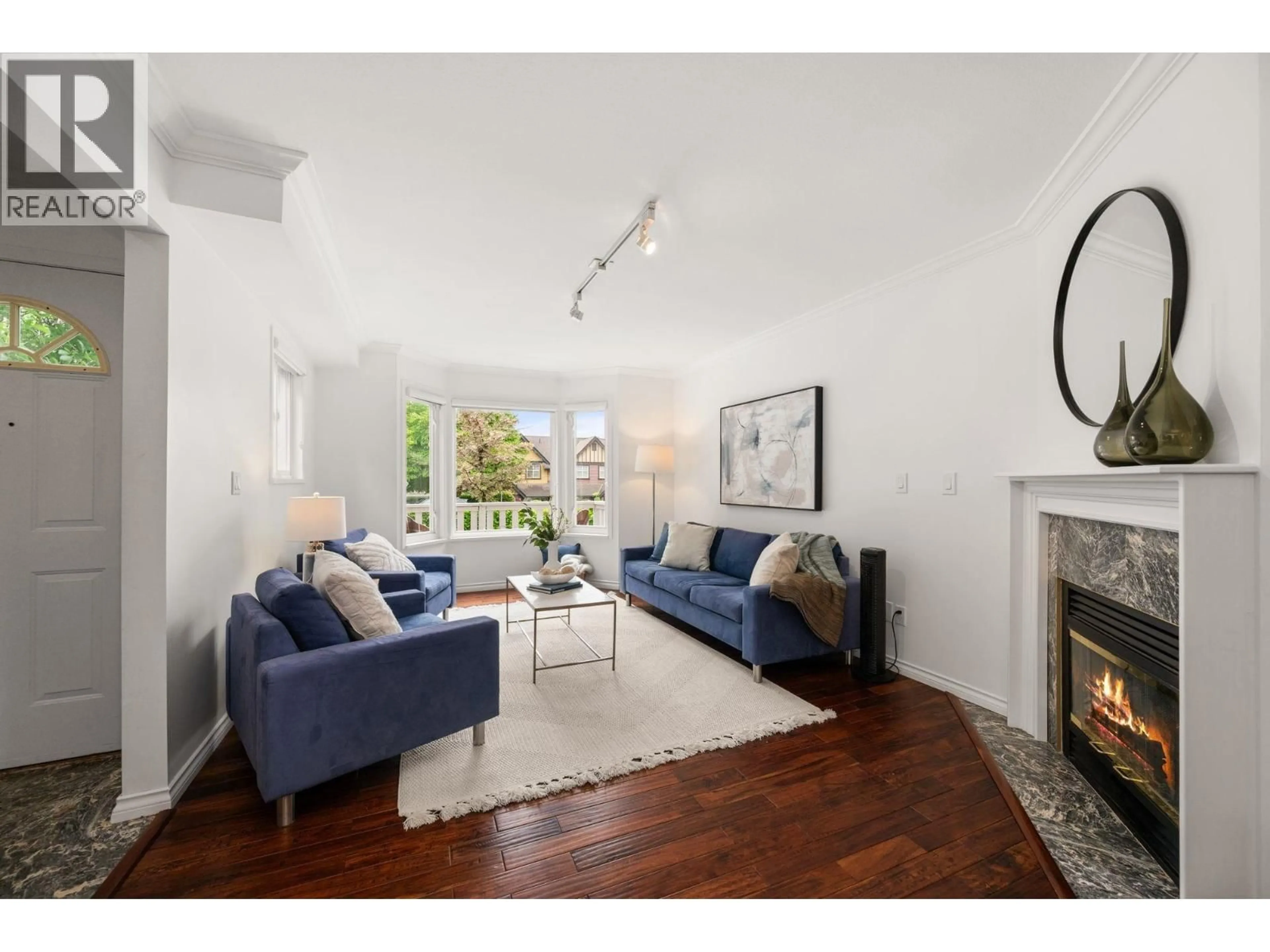 Living room with furniture, unknown for 262 10TH STREET, North Vancouver British Columbia V7L2E1