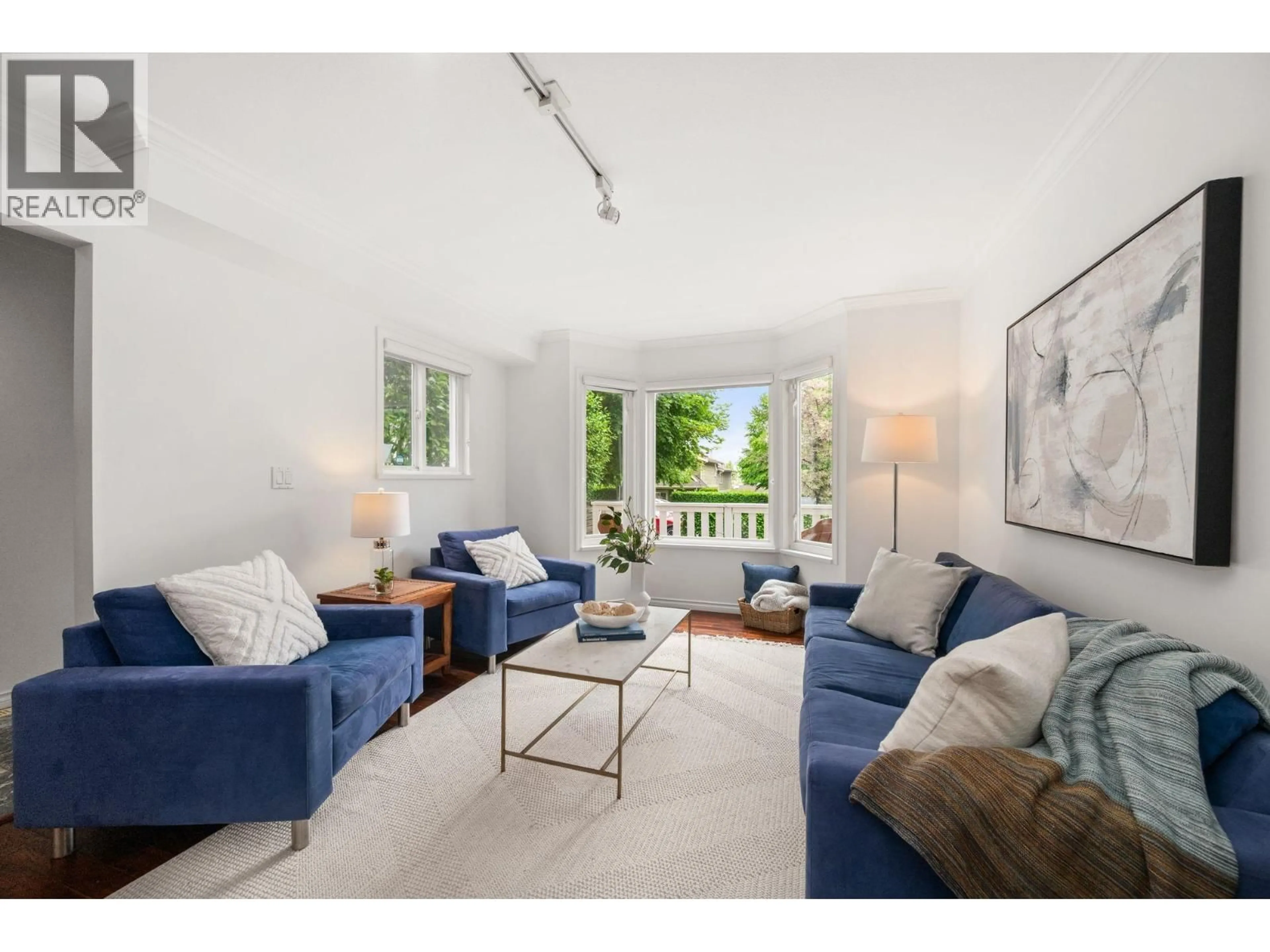 Living room with furniture, unknown for 262 10TH STREET, North Vancouver British Columbia V7L2E1