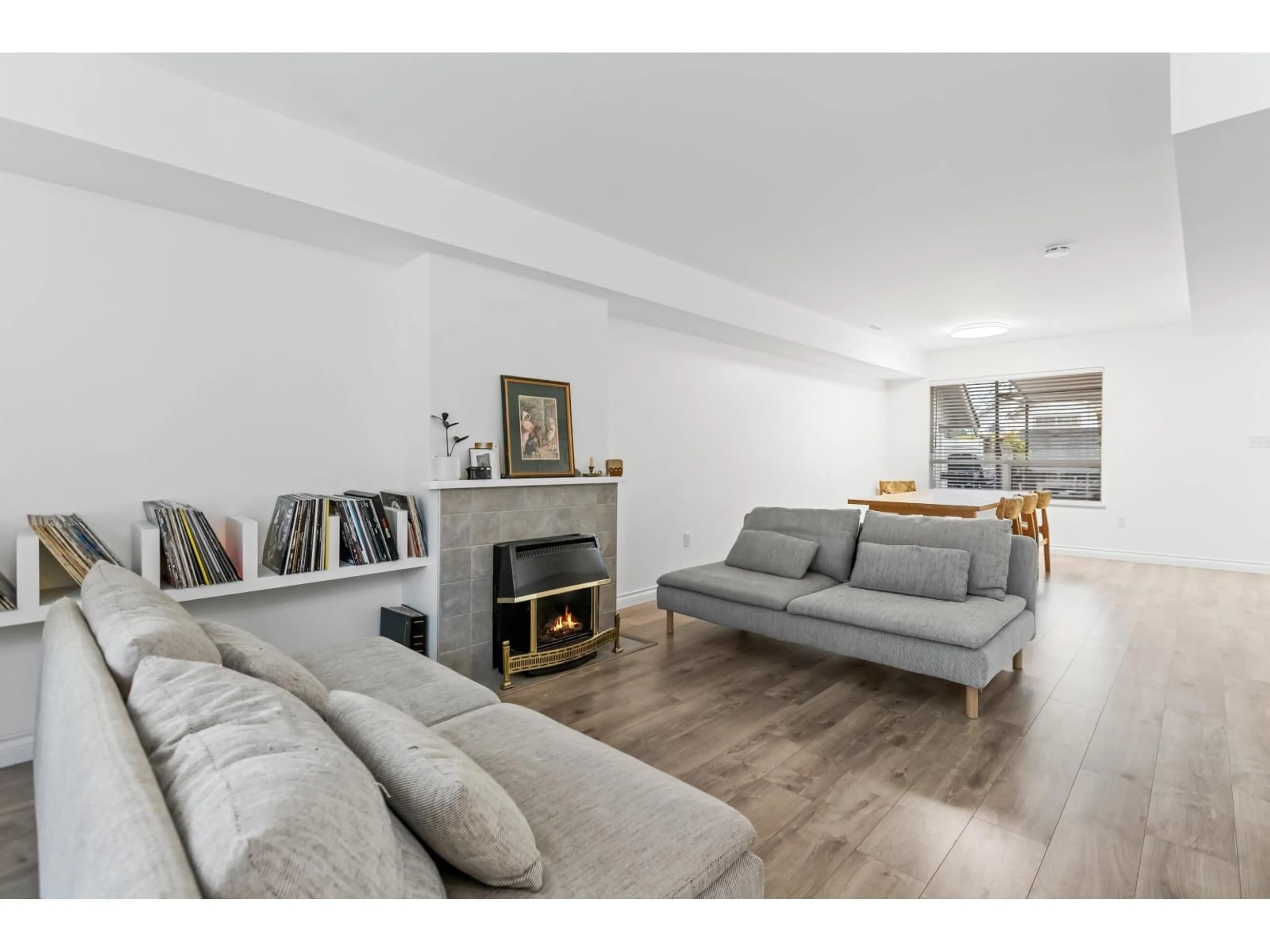 Living room with furniture, wood/laminate floor for 30 - 32361 MCRAE, Mission British Columbia V2V4X7