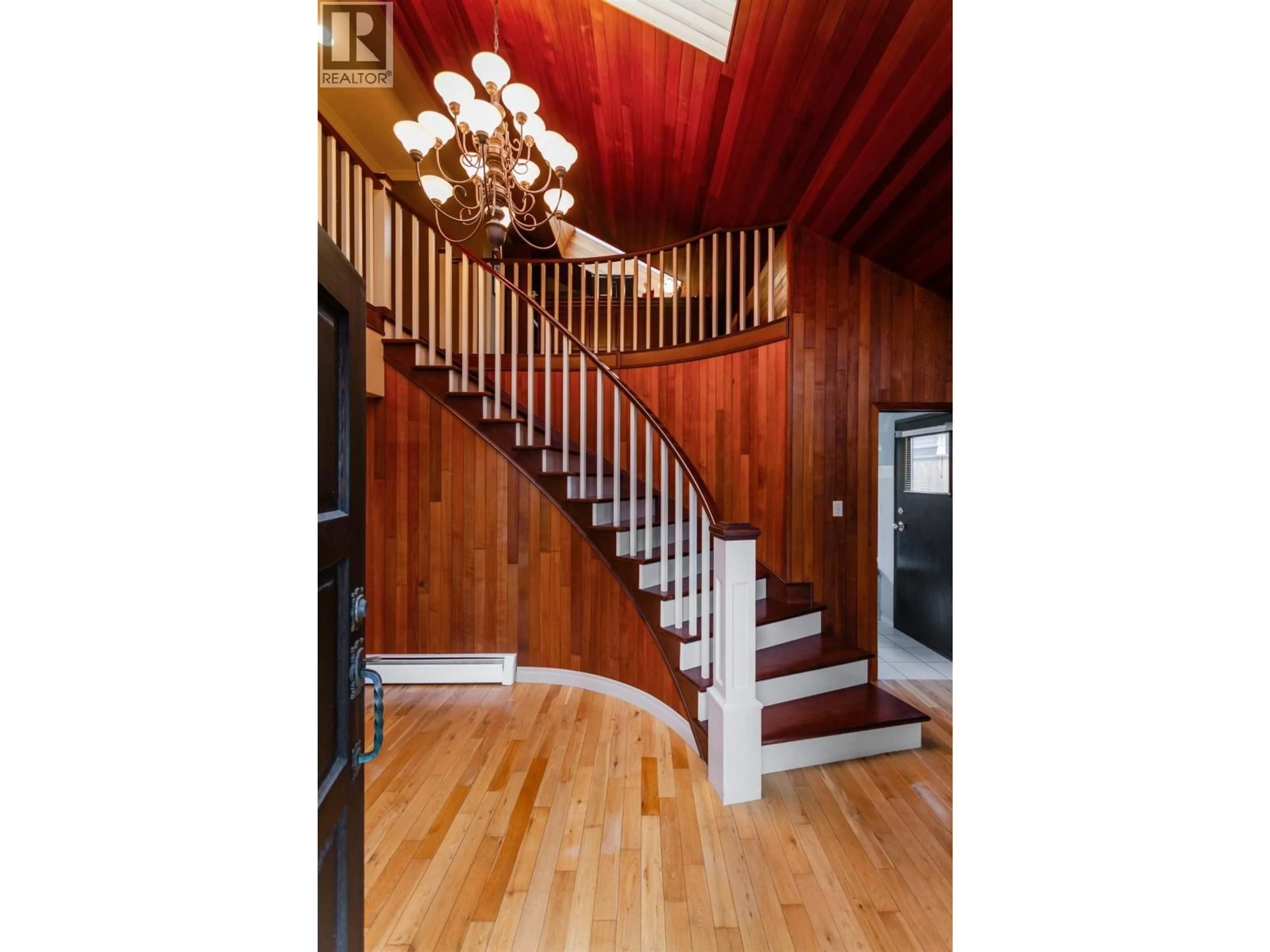 Indoor foyer for 6785 LOCHDALE STREET, Burnaby British Columbia V5B2M9
