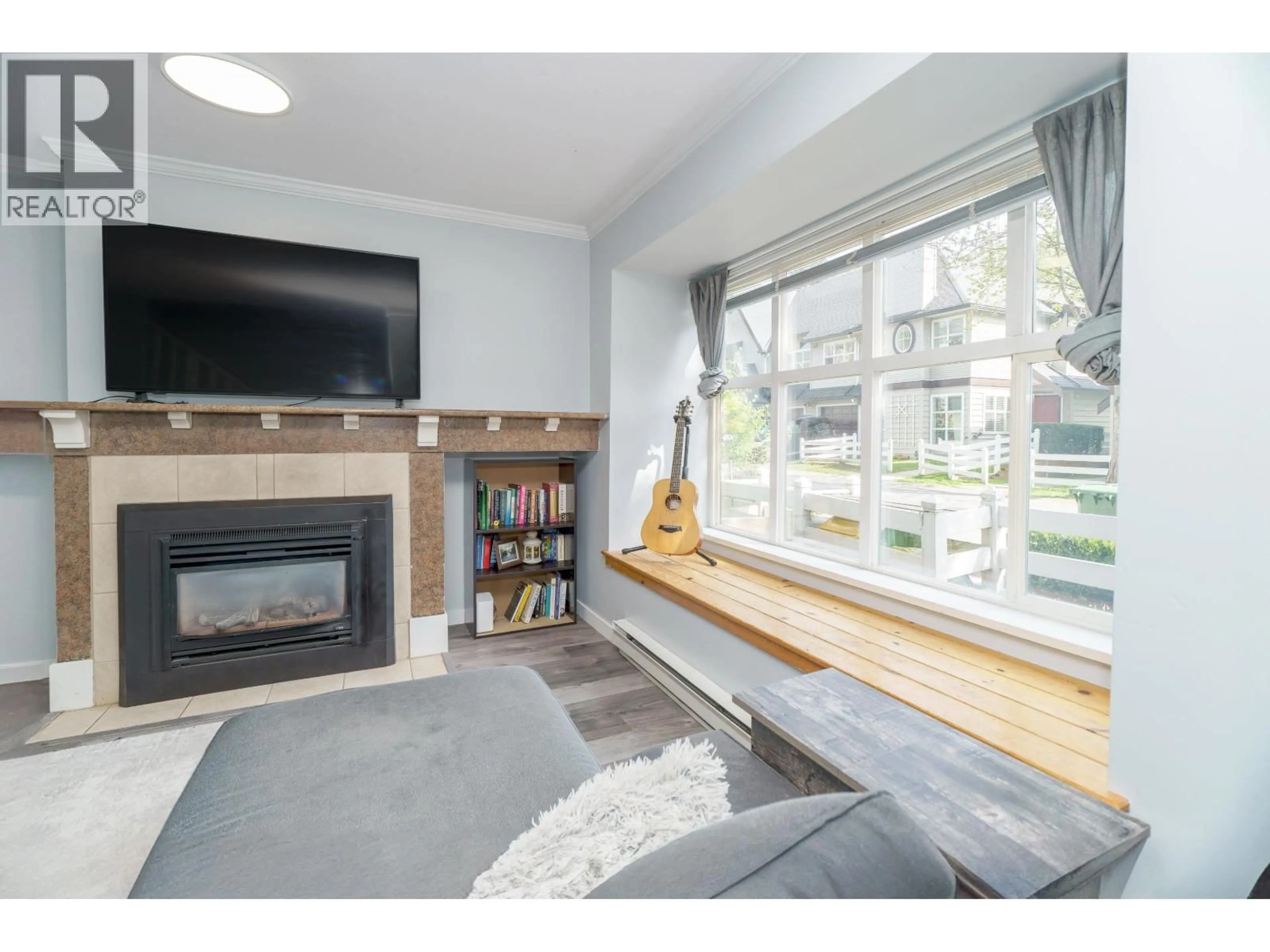 Living room with furniture, wood/laminate floor for 42 - 11757 236 STREET, Maple Ridge British Columbia V4R2E4