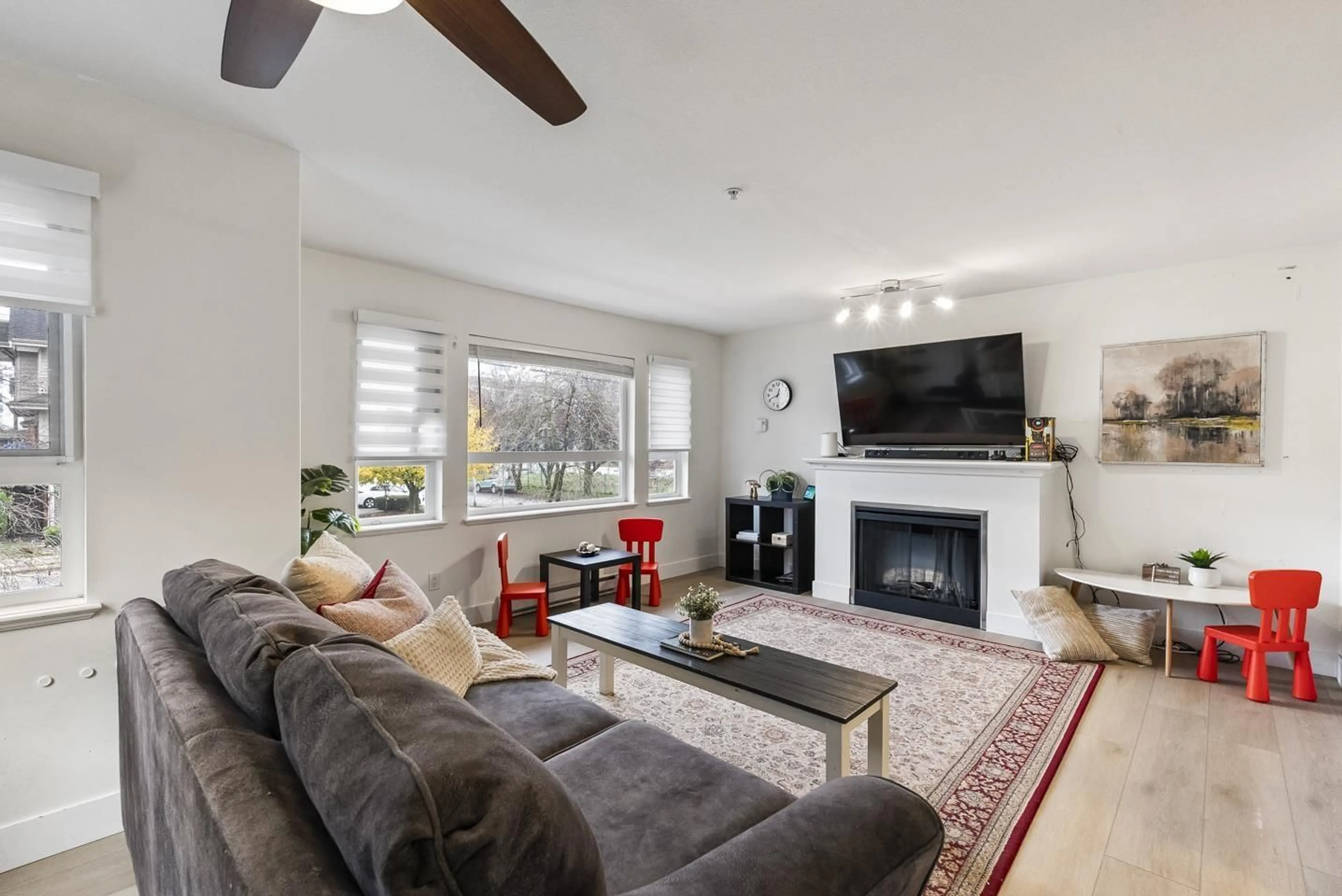 Living room with furniture, unknown for 18 - 5355 201A, Langley British Columbia V3A9L7