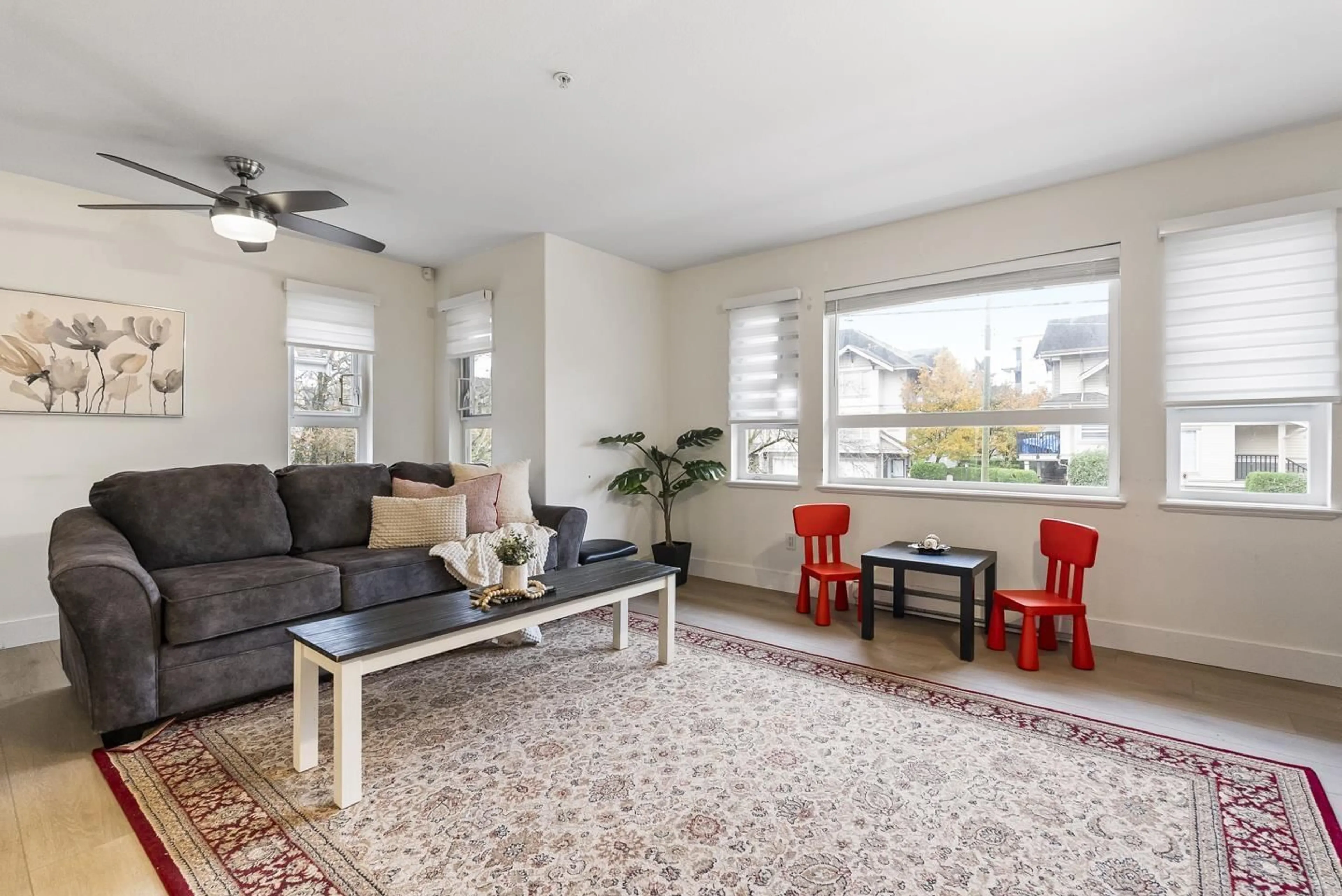 Living room with furniture, unknown for 18 - 5355 201A, Langley British Columbia V3A9L7