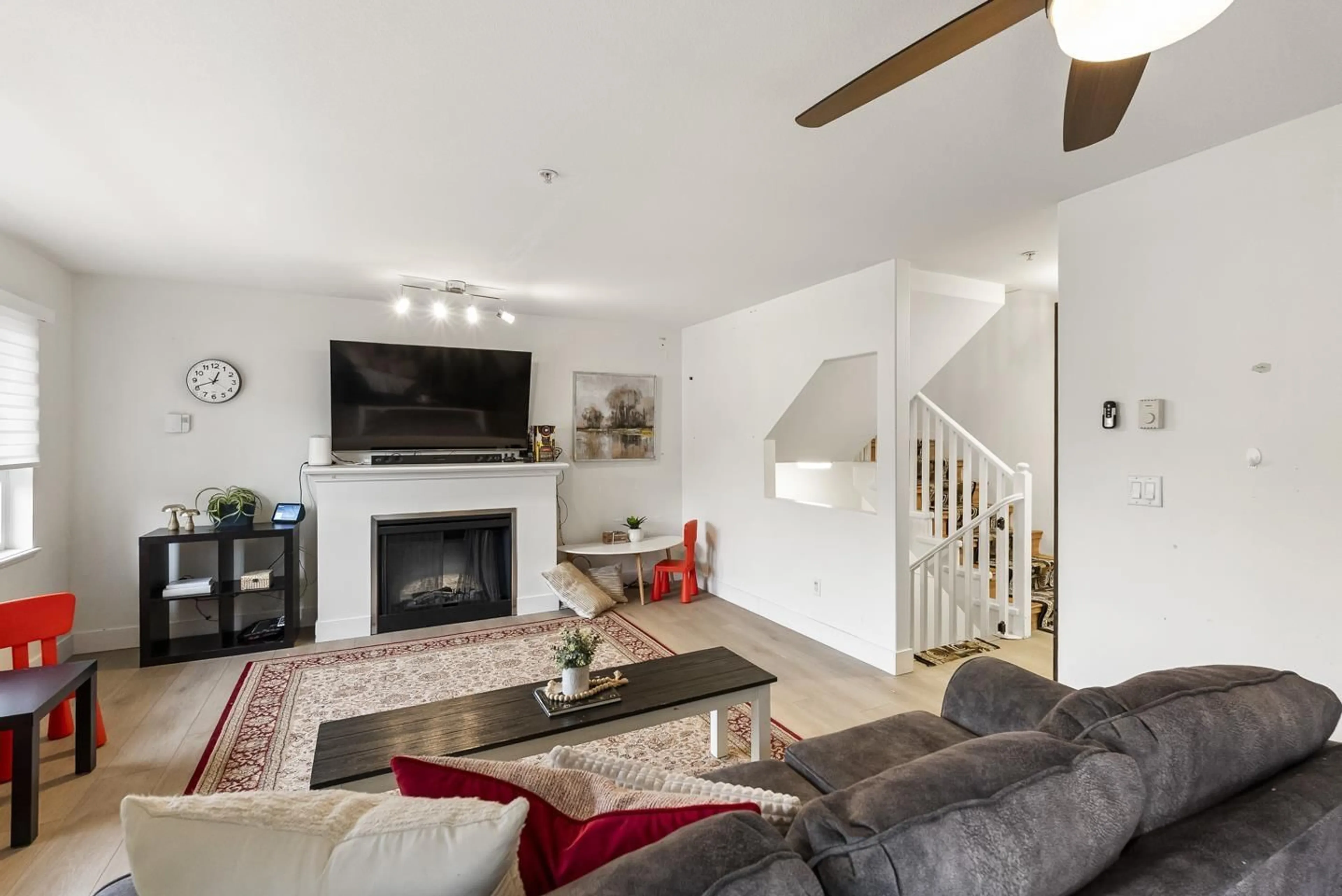 Living room with furniture, unknown for 18 - 5355 201A, Langley British Columbia V3A9L7