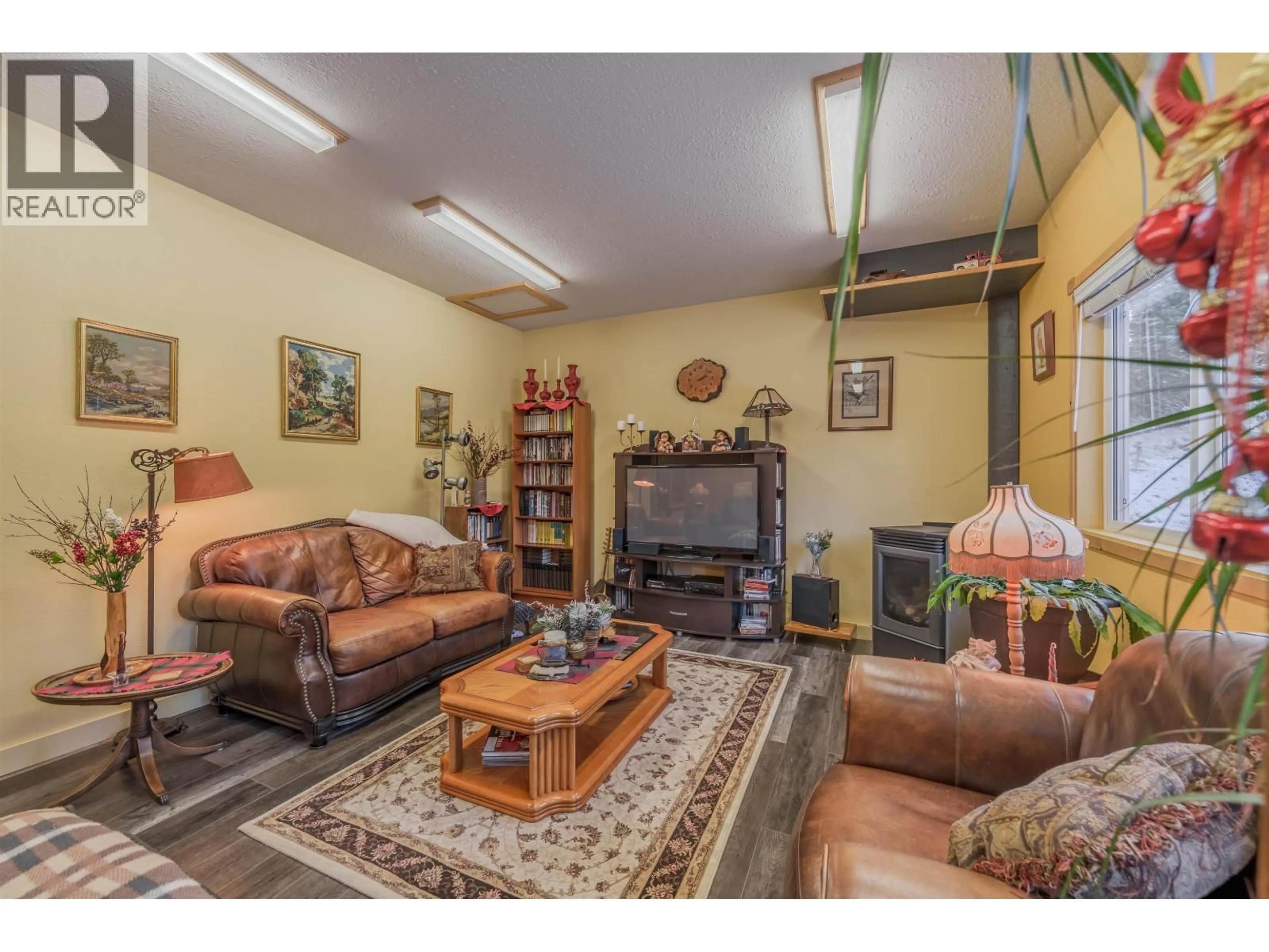 Living room with furniture, unknown for 6154 MARLBOROUGH ROAD, Horse Lake British Columbia V0K1X3