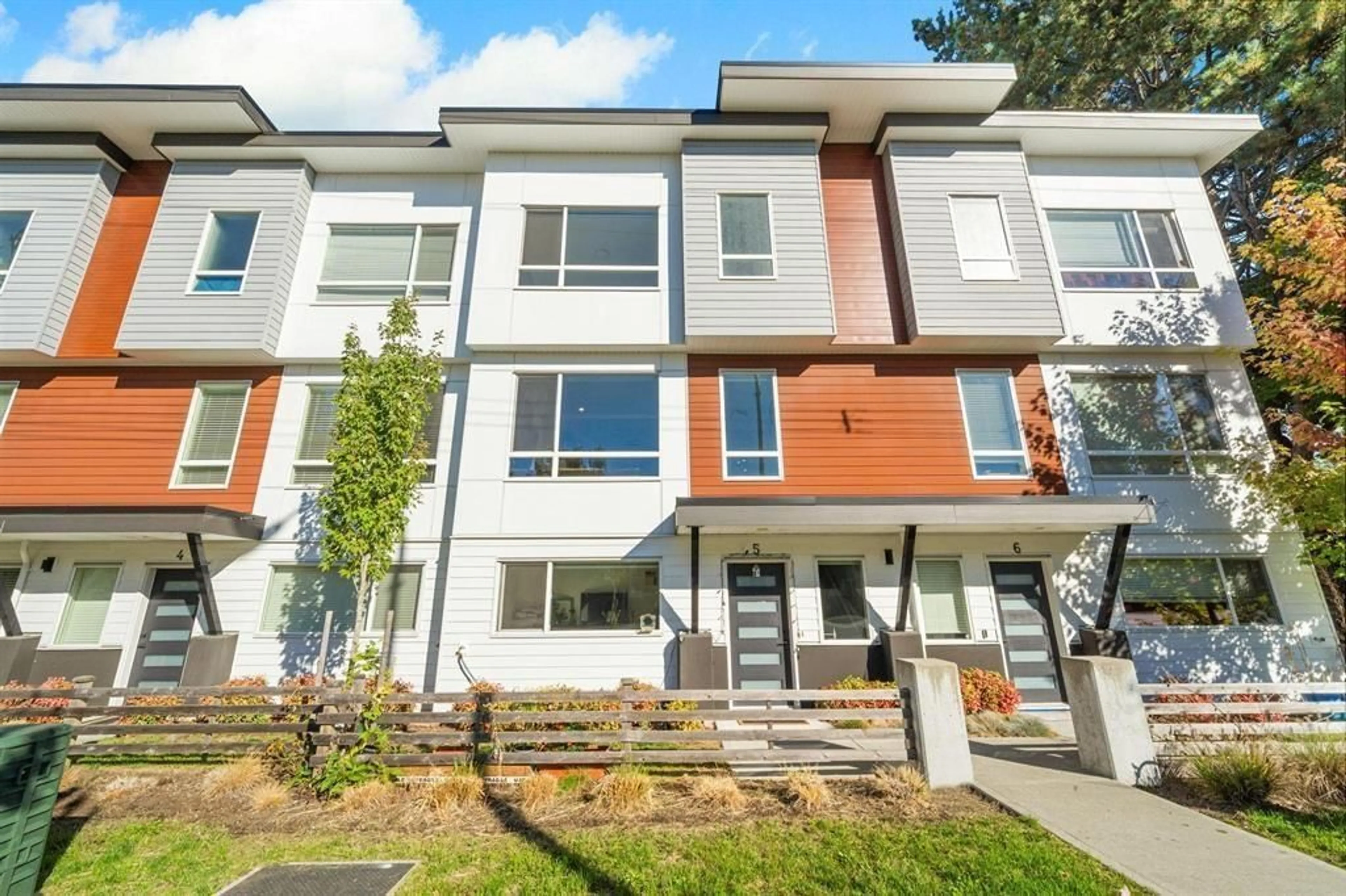 Home with vinyl exterior material, street for 5 - 27640 LANTERN, Abbotsford British Columbia V4X1M3