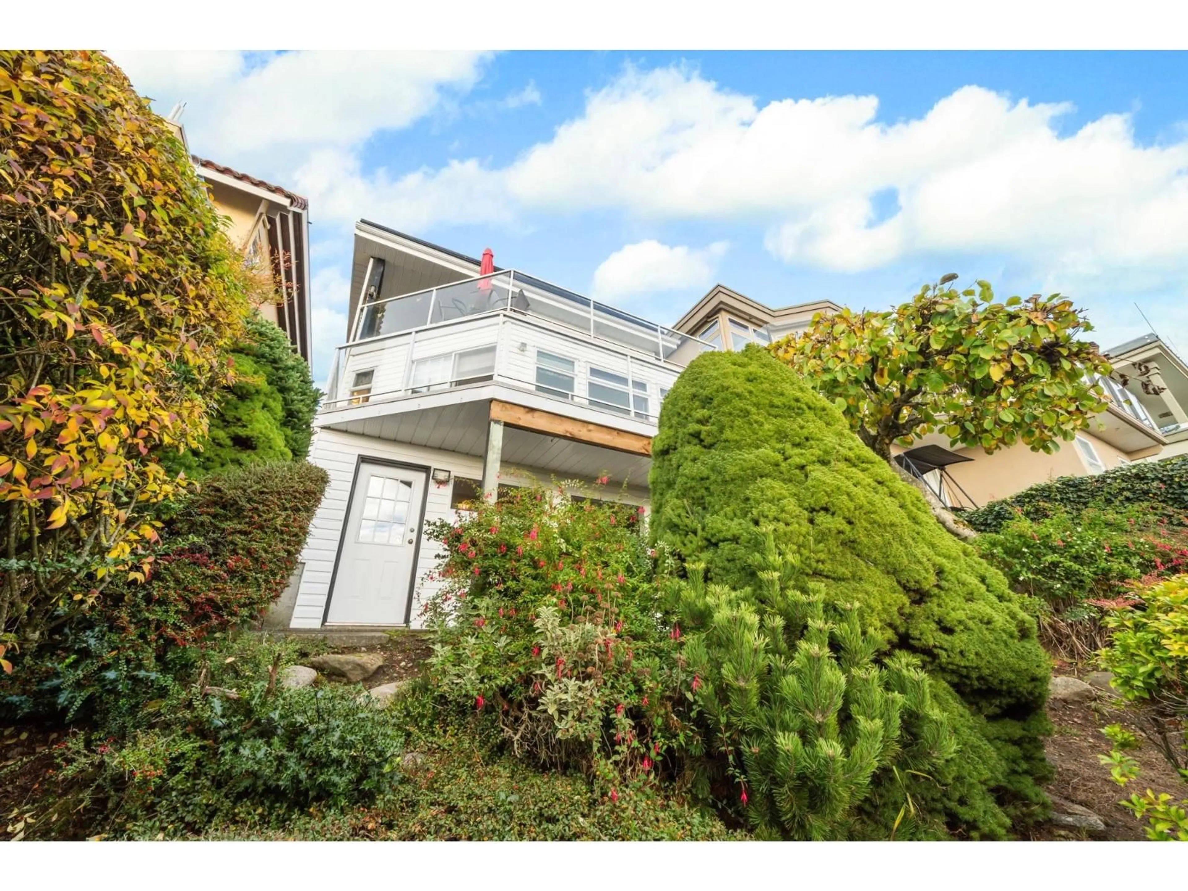 A pic from outside/outdoor area/front of a property/back of a property/a pic from drone, street for 14786 UPPER ROPER, White Rock British Columbia V4B2C9